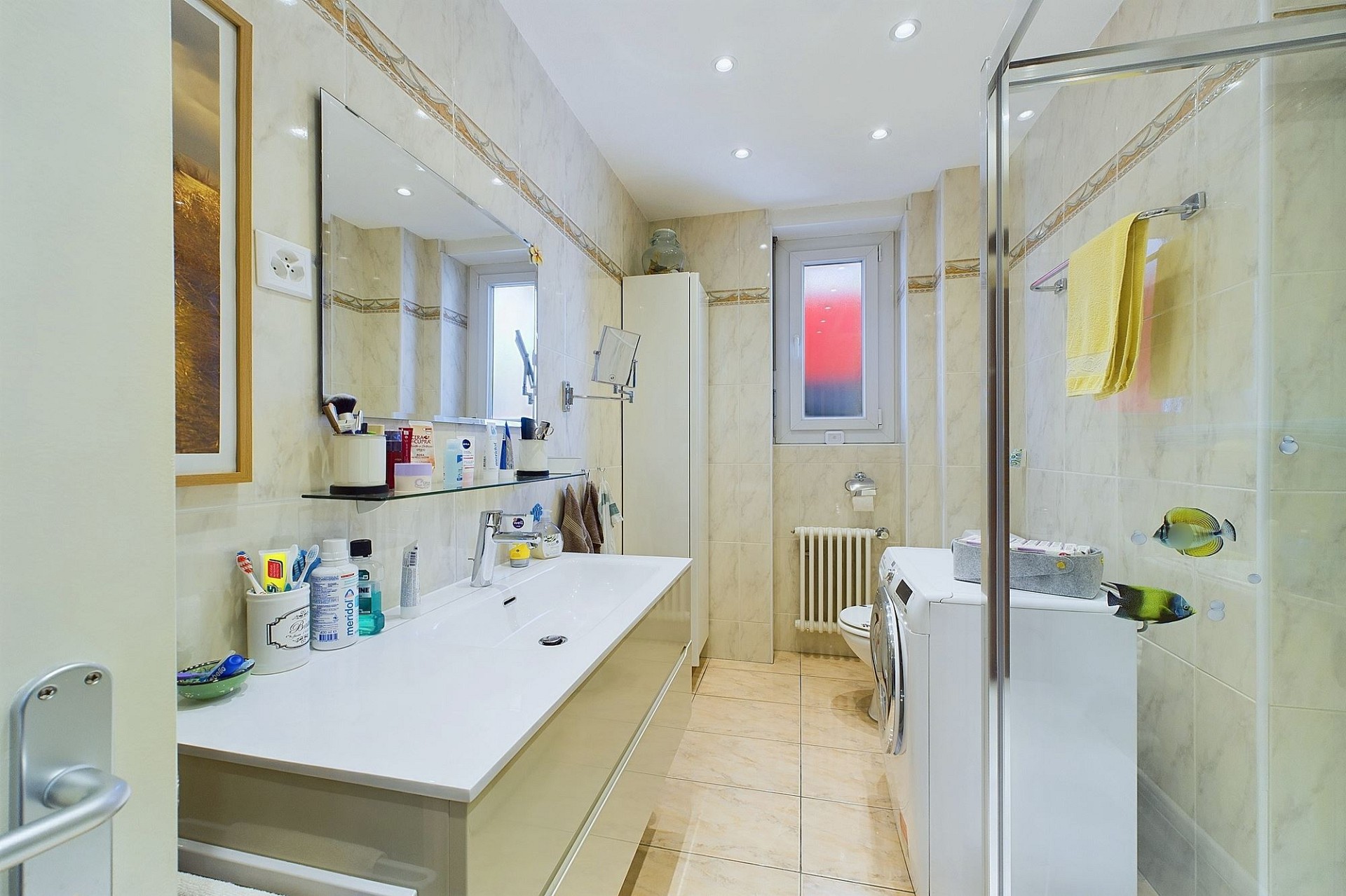 Modernes Badezimmer mit Waschbereich und Dusche