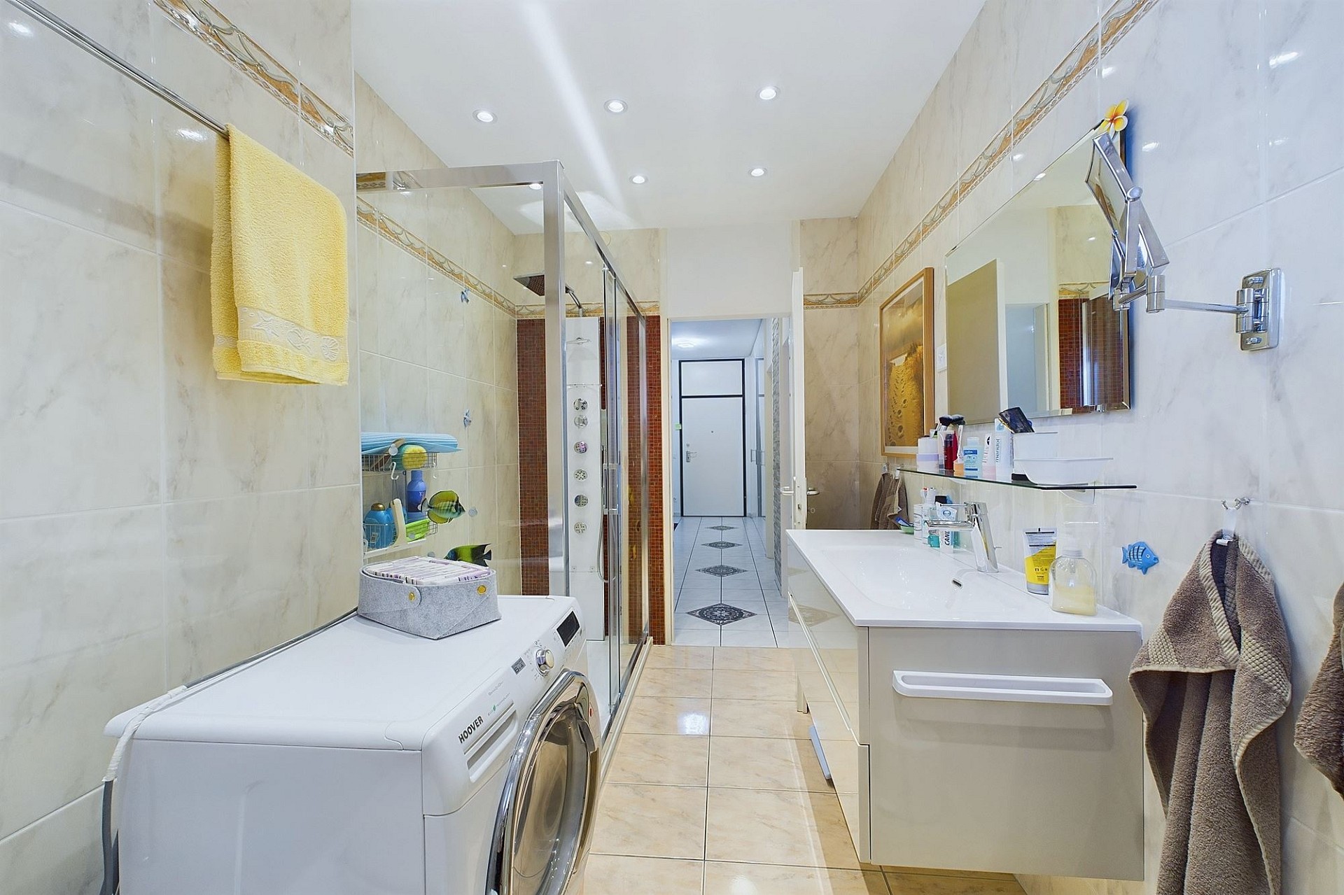 Helles, schmales Badezimmer mit Waschmaschine und Duschzone