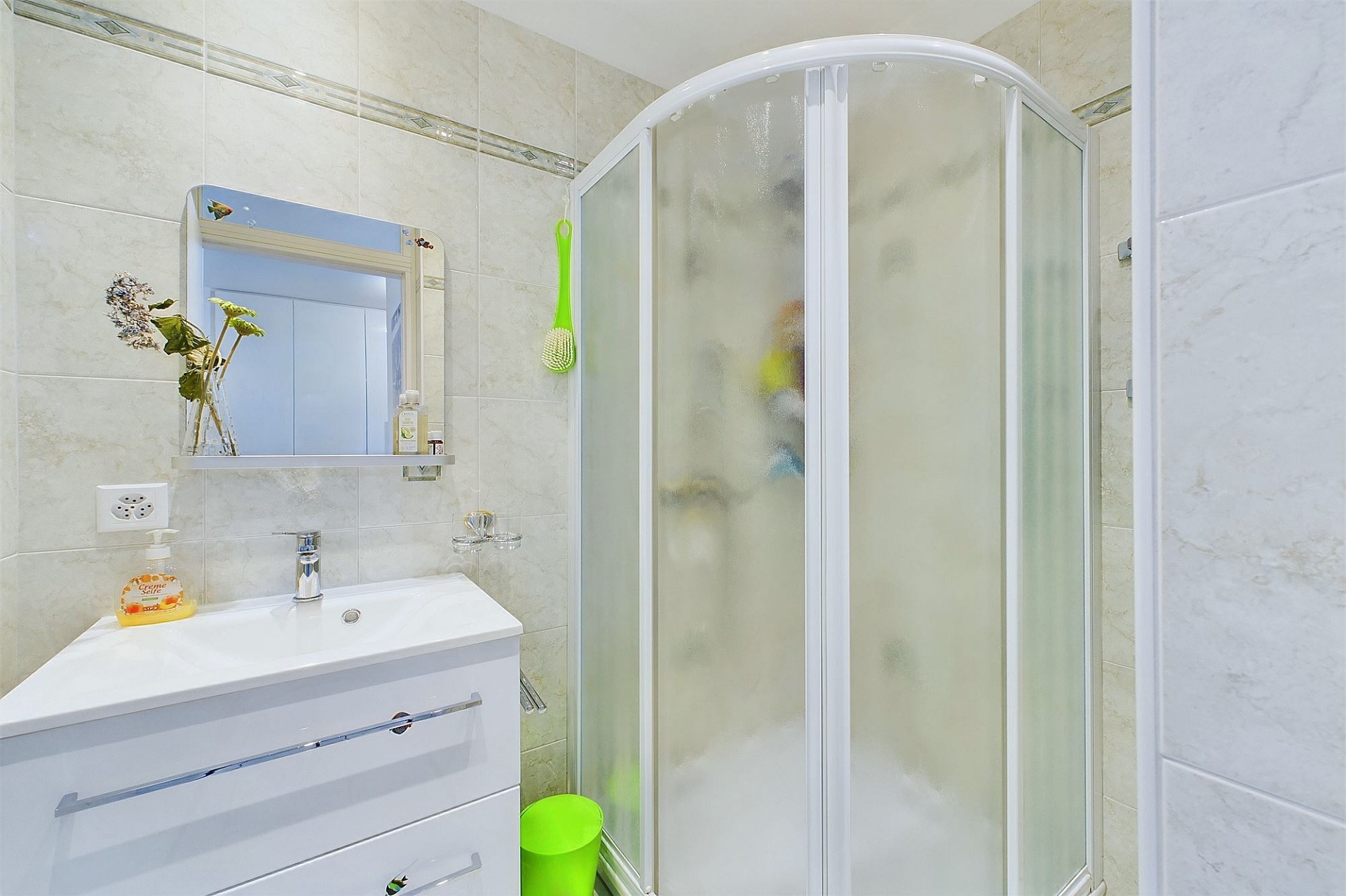 Kleines Bad mit Dusche und Waschbecken