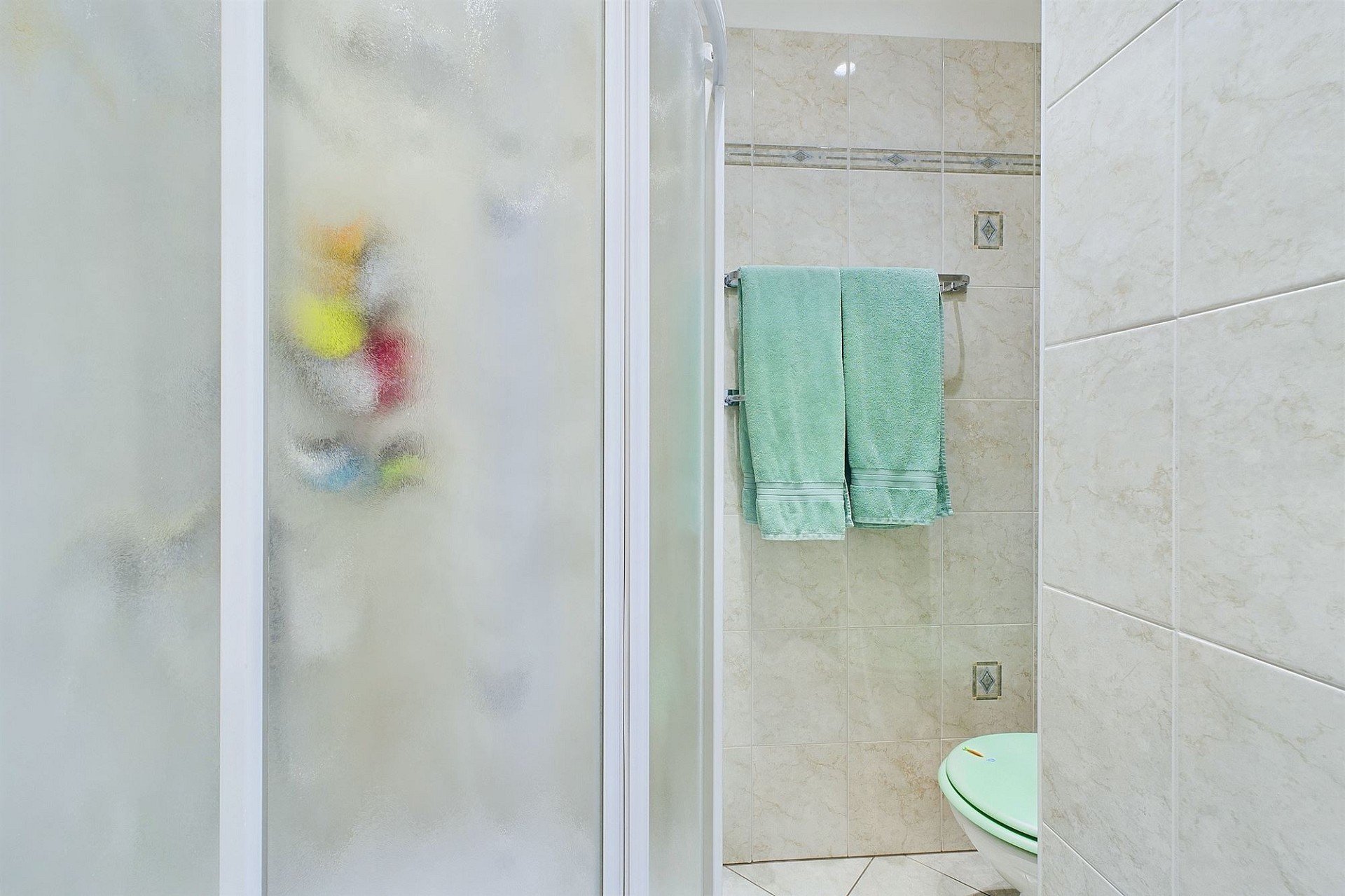 Kleines Badezimmer mit Dusche und WC
