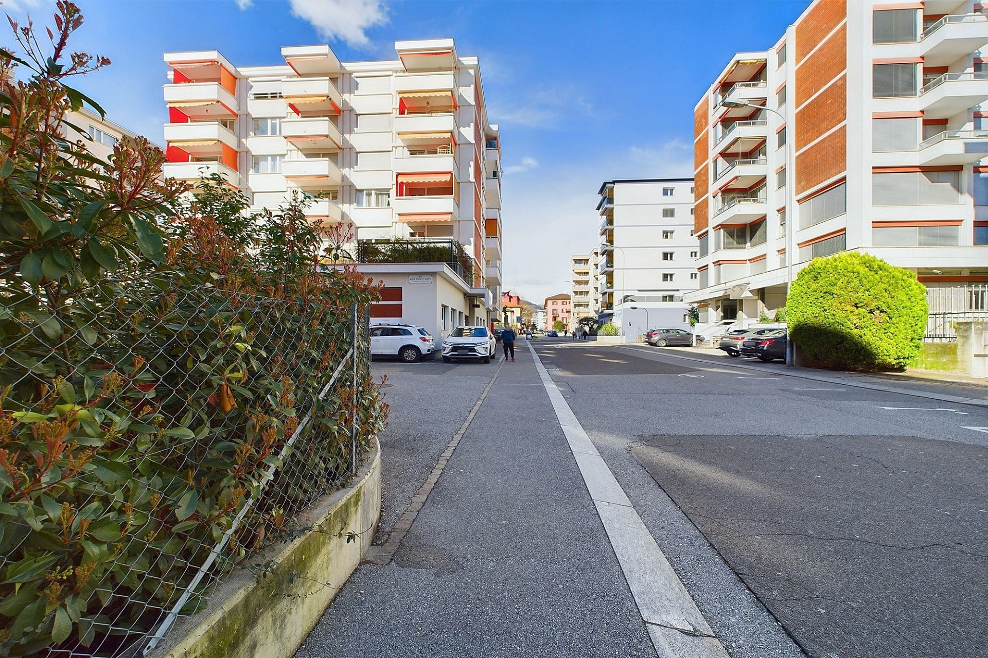 Wohnstraße mit modernen Mehrfamilienhäusern