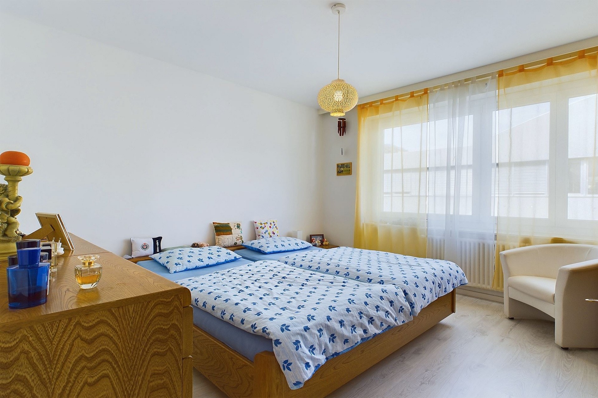 Helles Schlafzimmer mit Doppelbett und großem Fenster