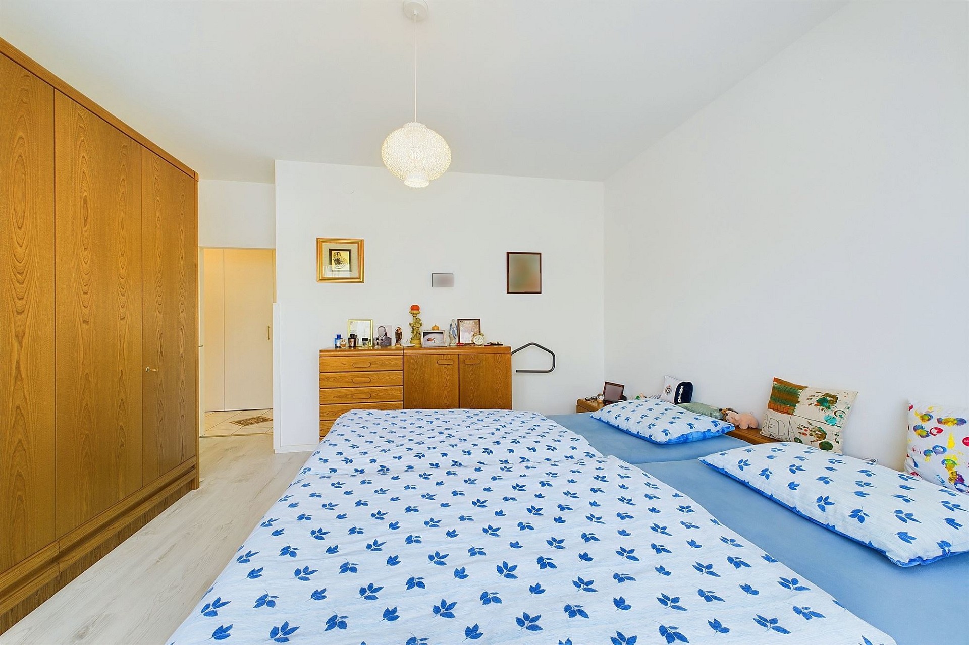 Schlafzimmer mit Doppelbett und Stauraum