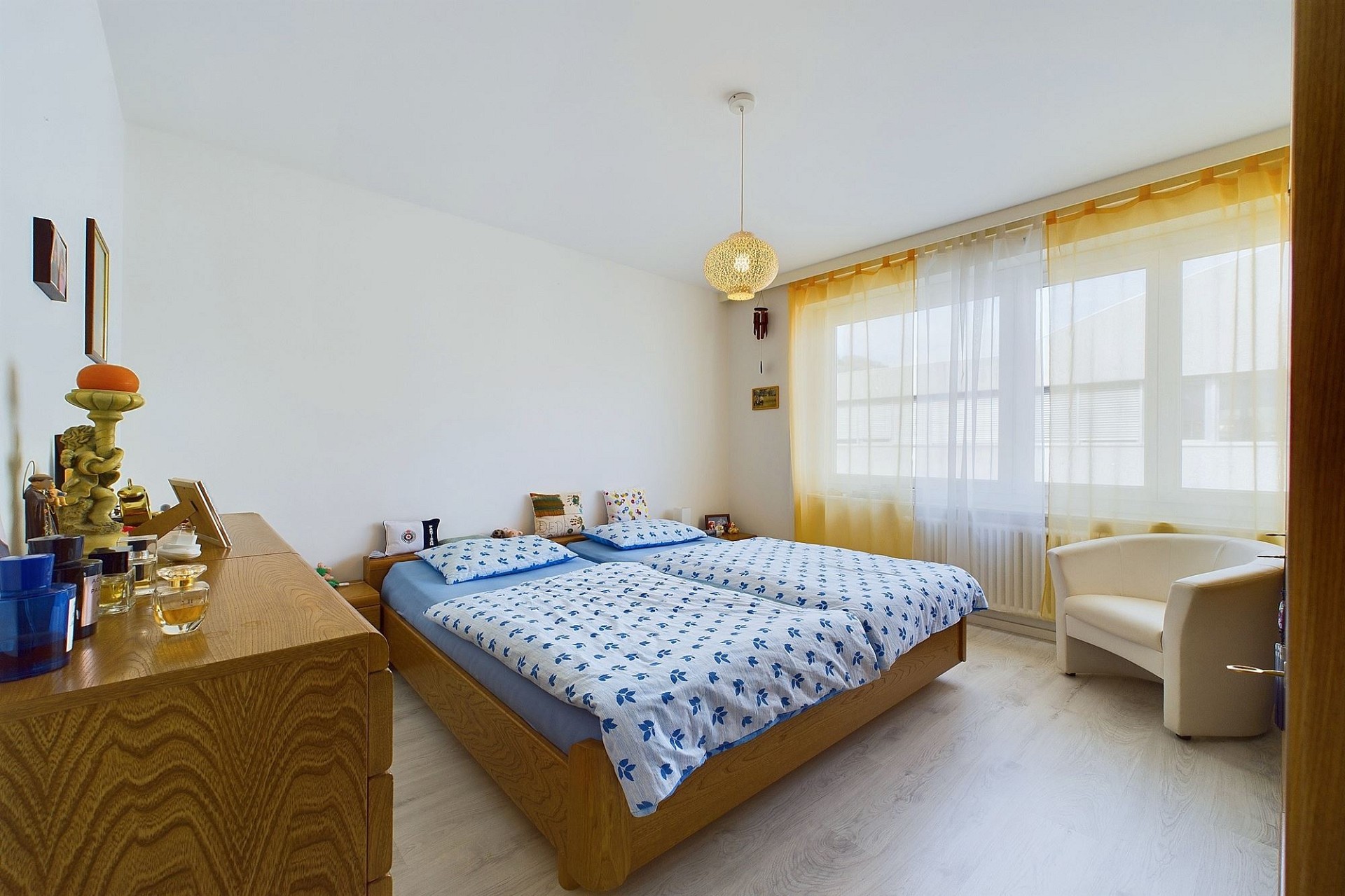 Helles Schlafzimmer mit Doppelbett und viel Tageslicht