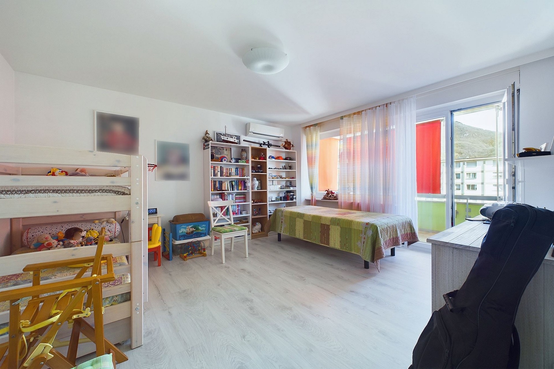 Helles Kinderzimmer mit Balkon