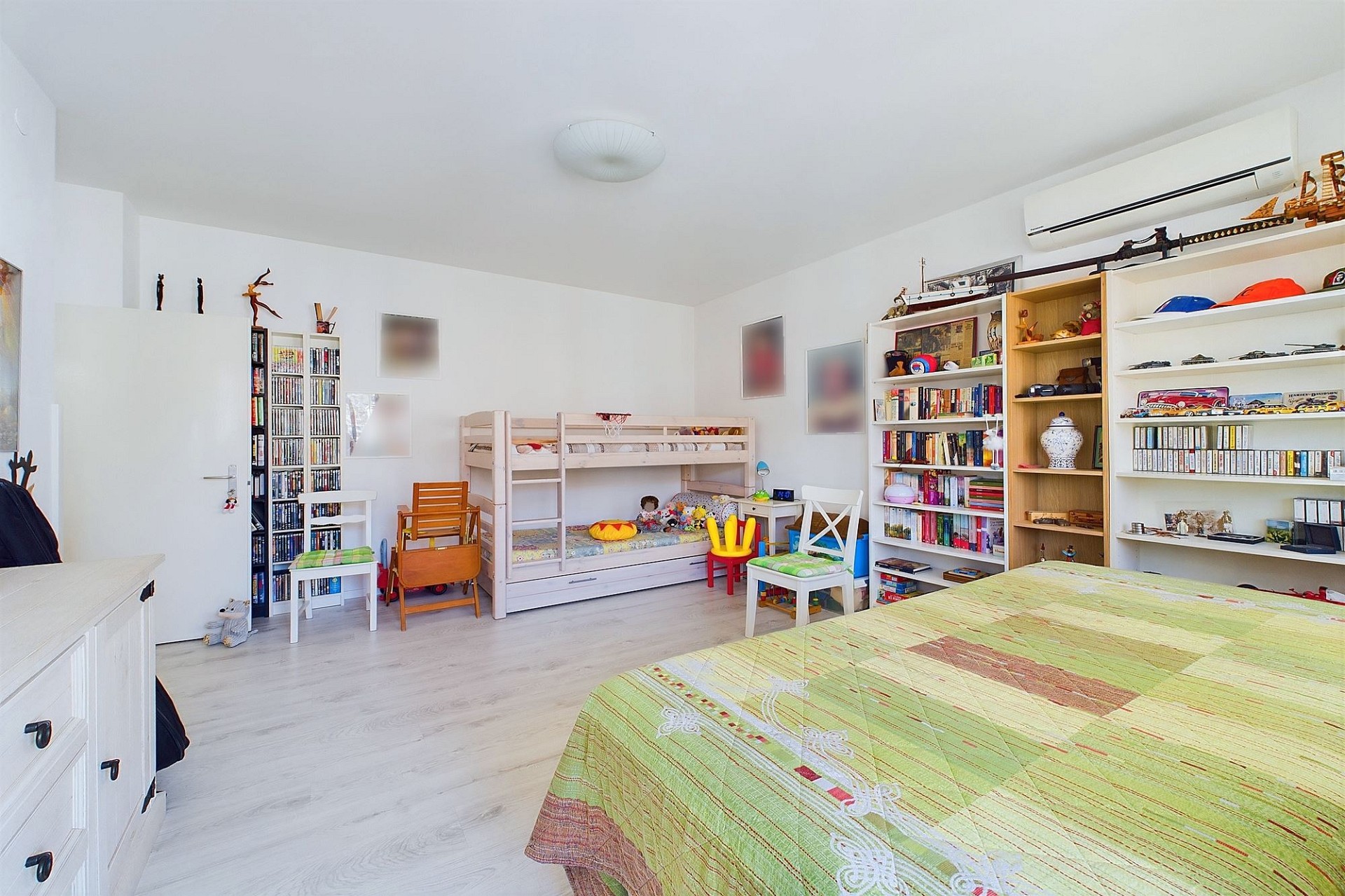 Helles Kinderzimmer mit Etagenbett und Regalen