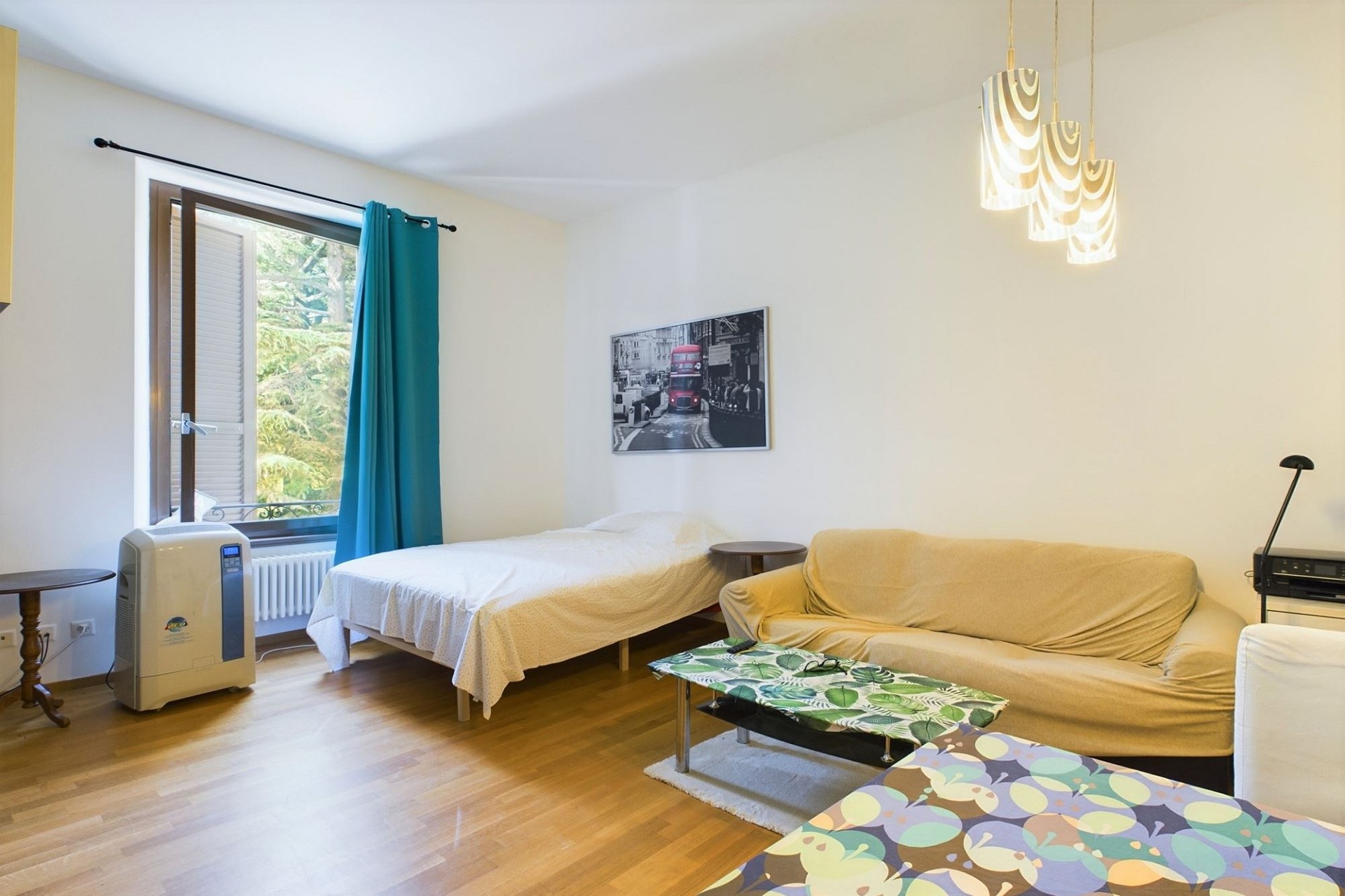 Helles Schlafzimmer mit Sitzbereich