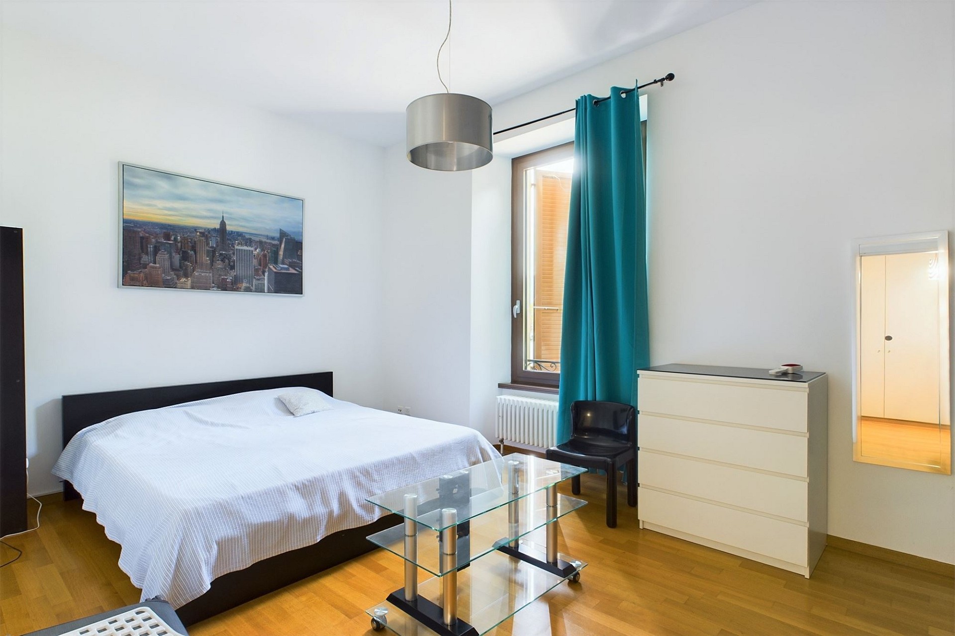 Helles Schlafzimmer mit moderner, schlichter Einrichtung
