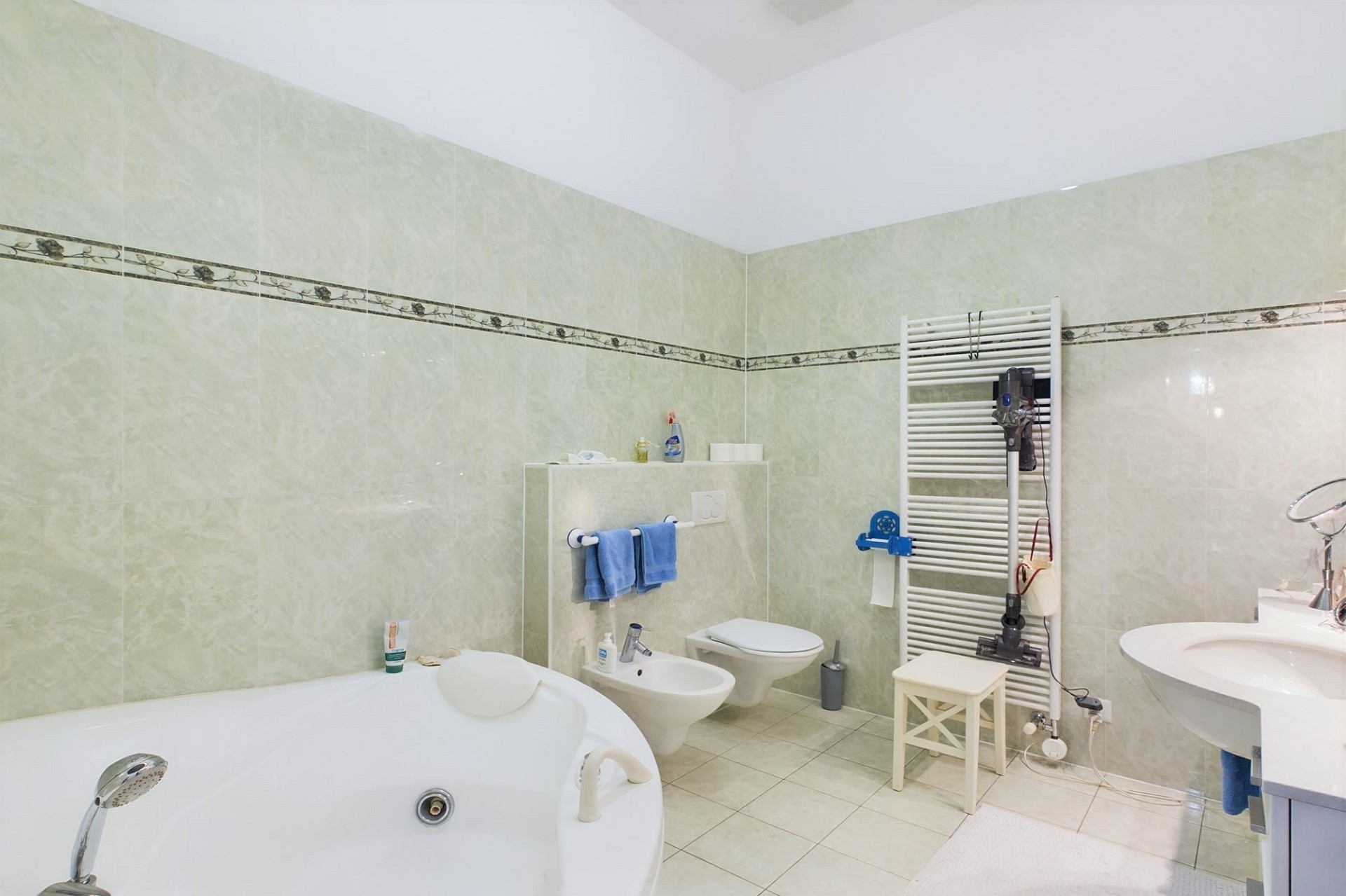Helles Badezimmer mit Badewanne, WC und Doppelwaschbecken