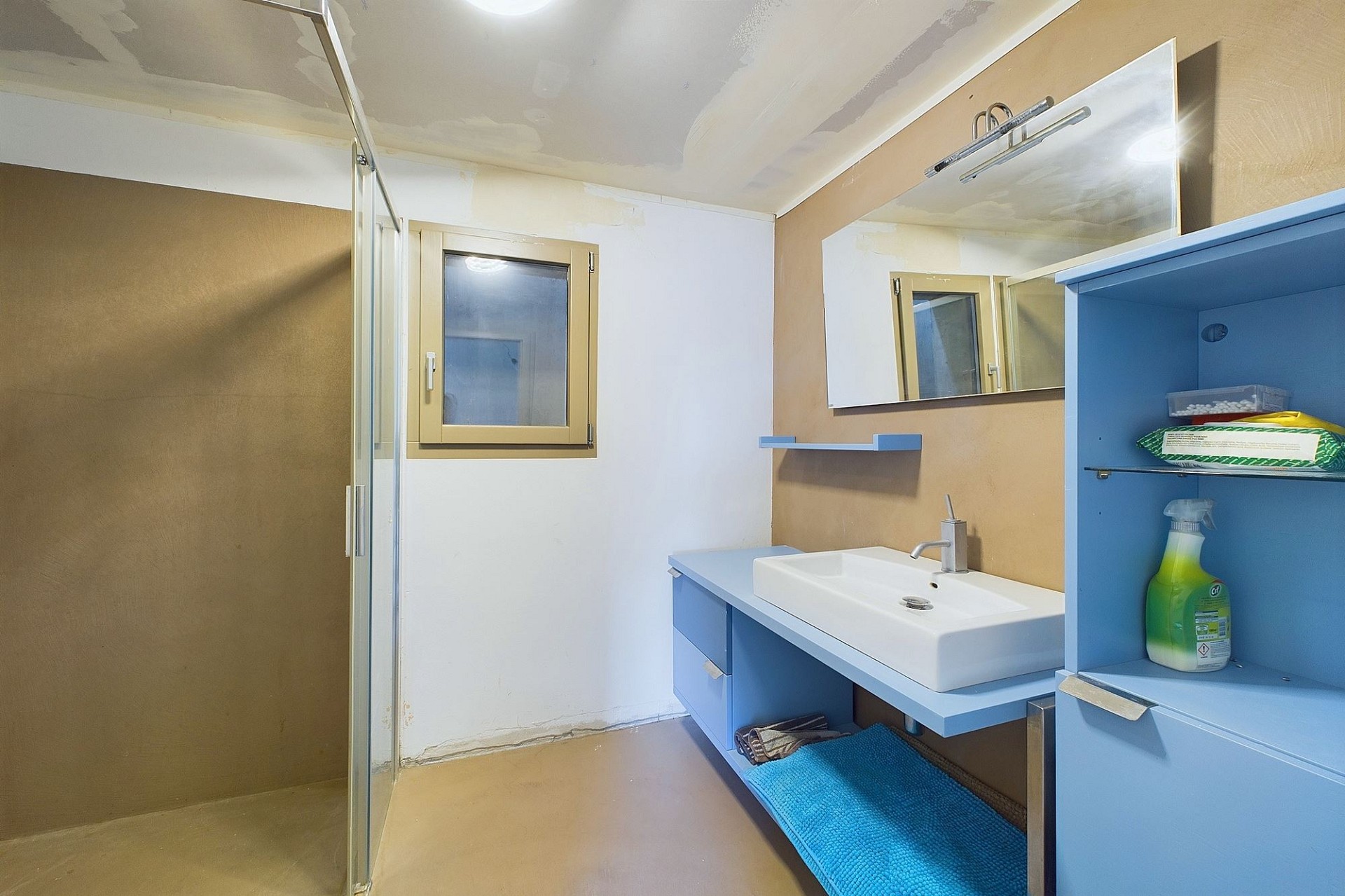 Badezimmer mit Dusche und Waschtisch