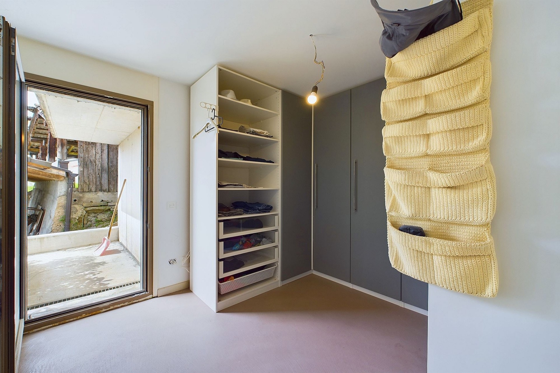 Ankleidezimmer mit offenem Stauraum