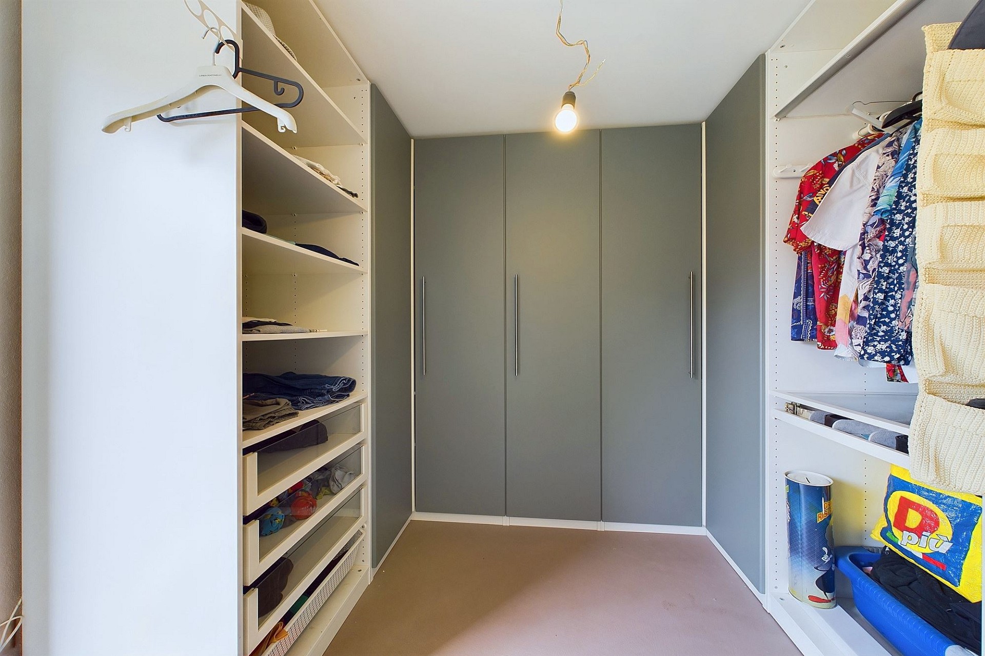 Begehbarer Kleiderschrank