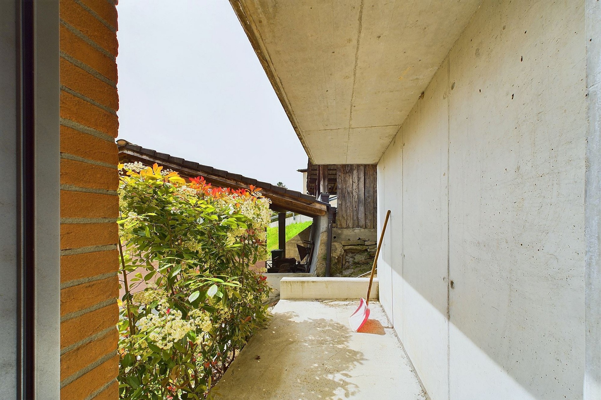 Überdachter Außenbereich mit Terrasse