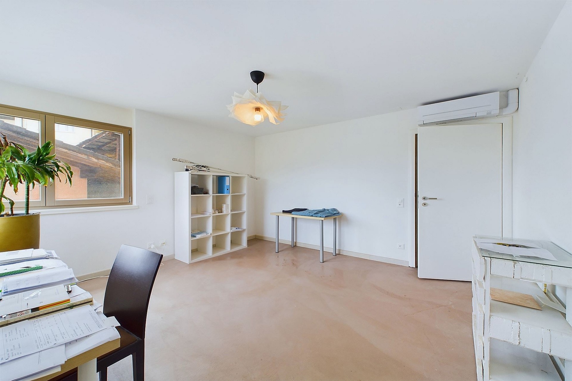 Helles Arbeitszimmer mit wenigen Möbeln