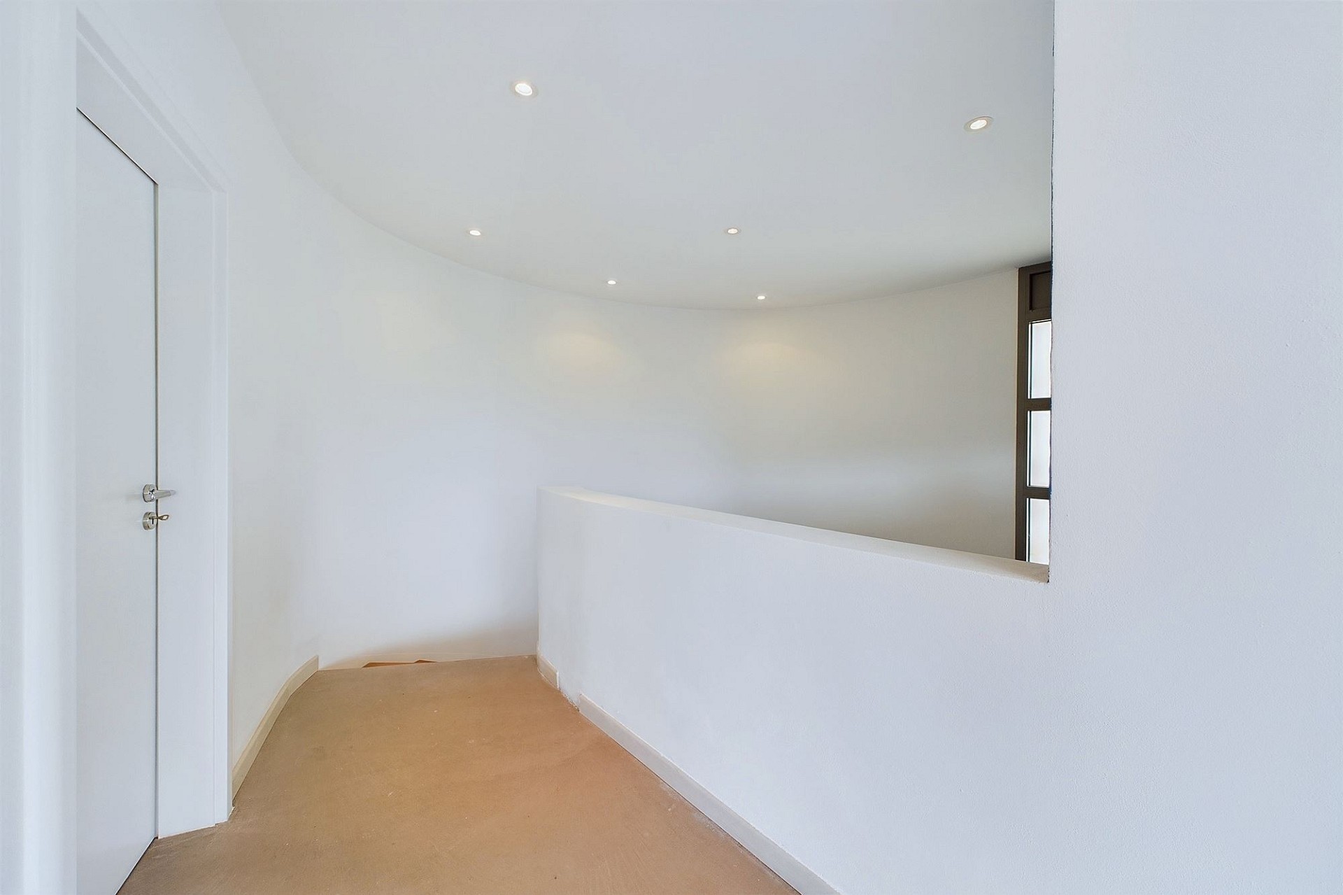 Heller Innenflur mit Galerie und Treppe