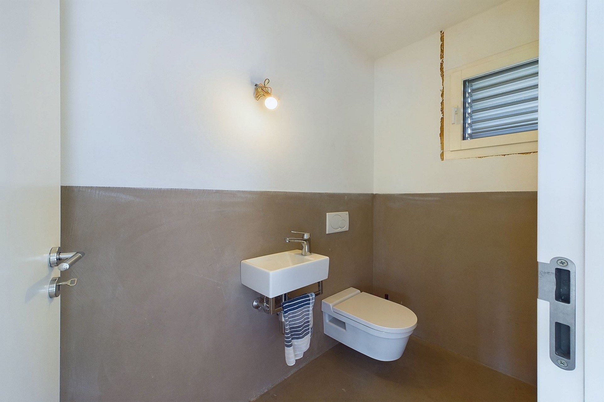 Gäste-WC mit wandhängendem WC