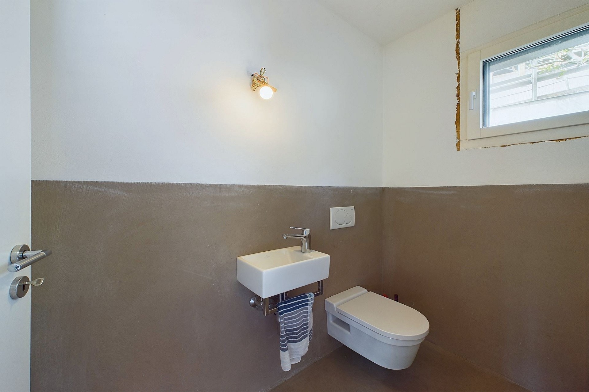 Gäste-WC mit Wand-WC und Waschtisch