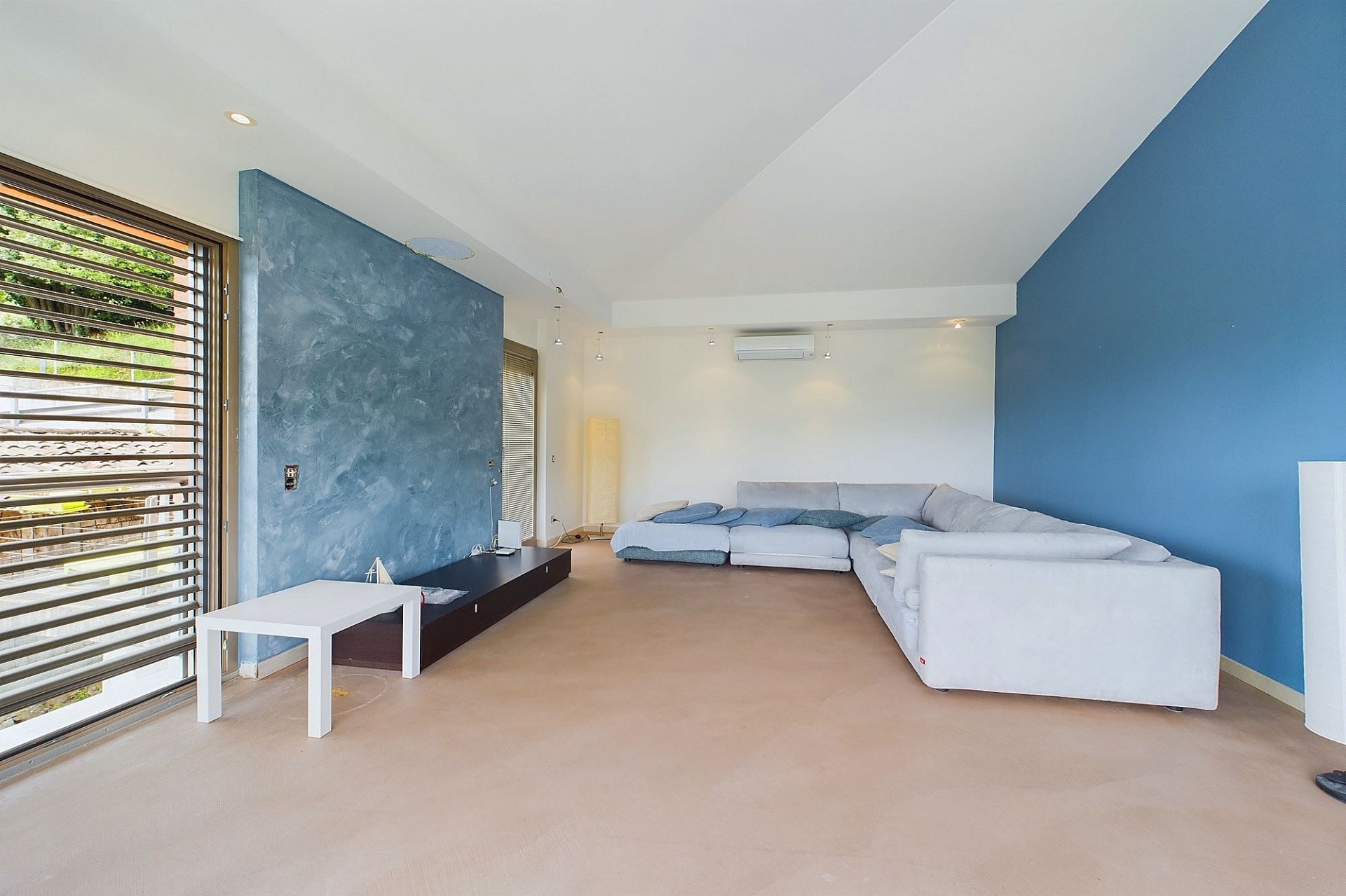 Offener Wohnbereich mit blauer Akzentwand