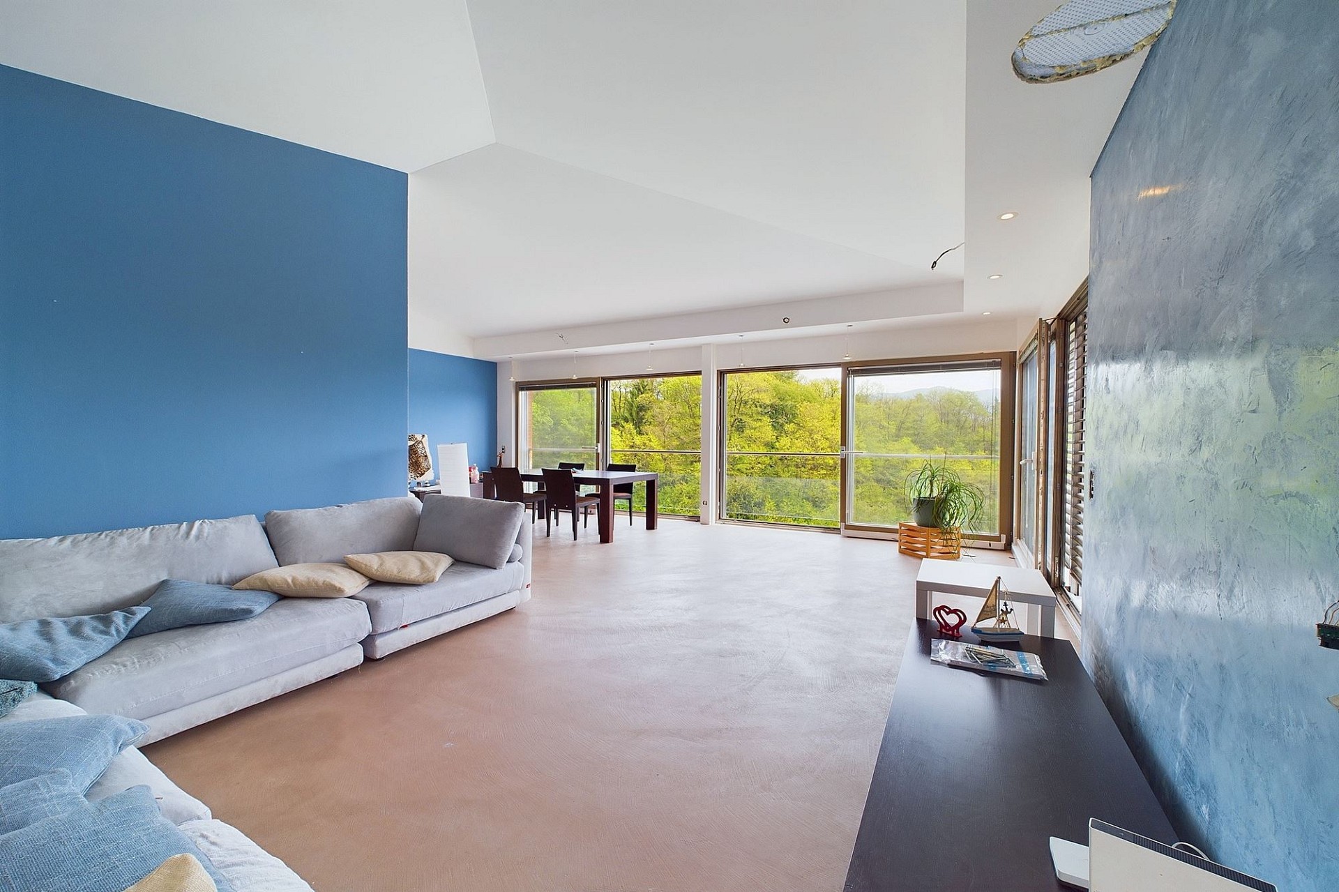 Großzügiges Wohnzimmer mit Panoramafenstern