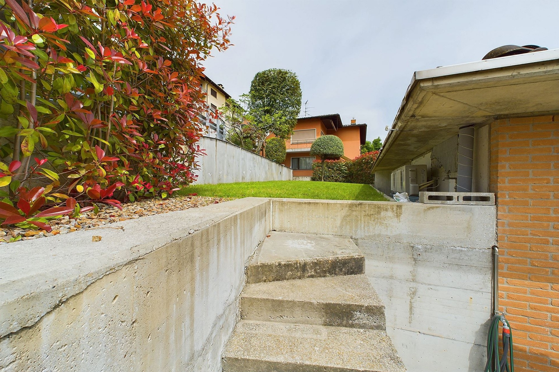 Außenbereich mit Gartenmauer und Treppe