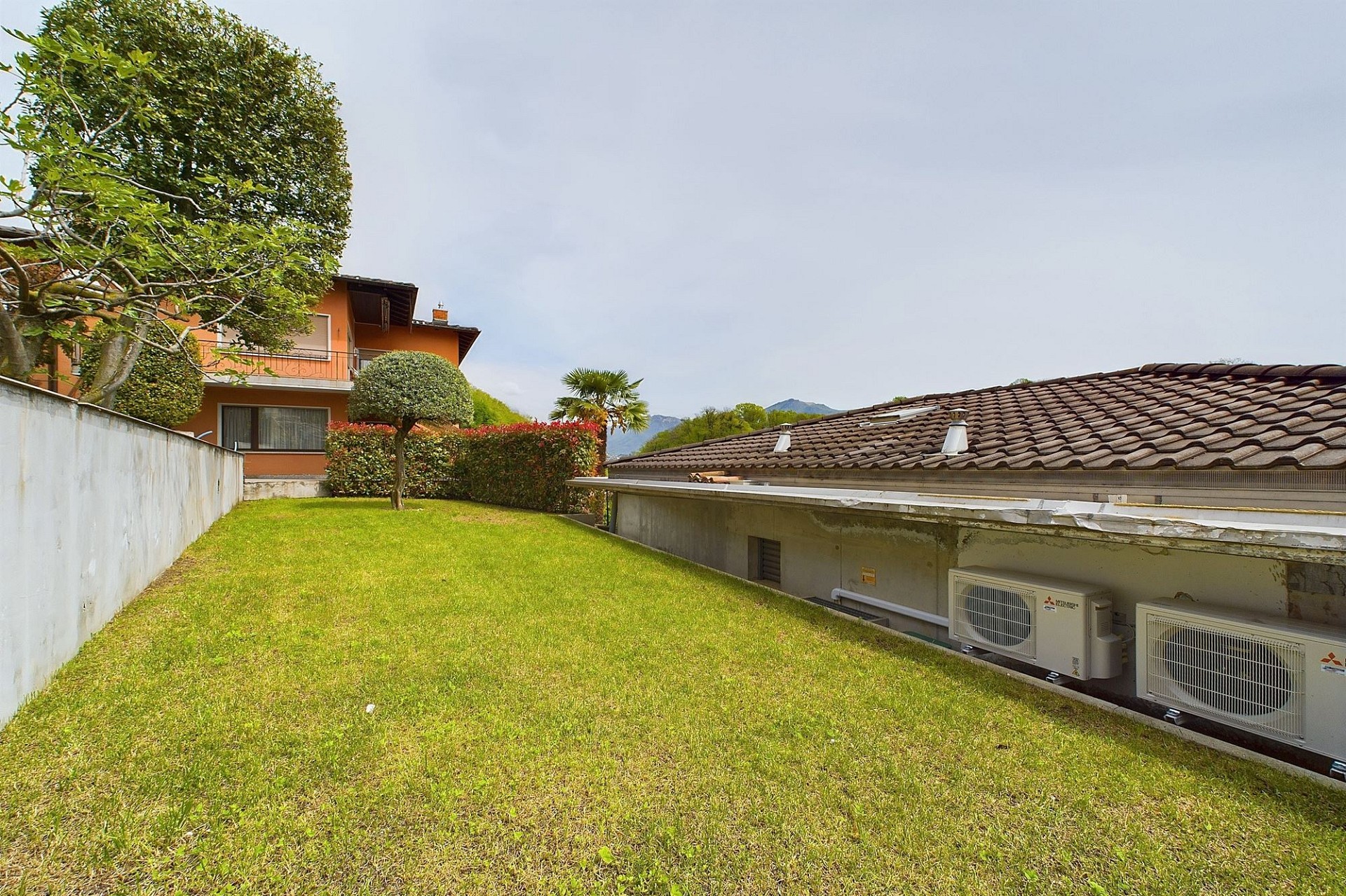 Außenansicht mit Garten und Nachbargebäude