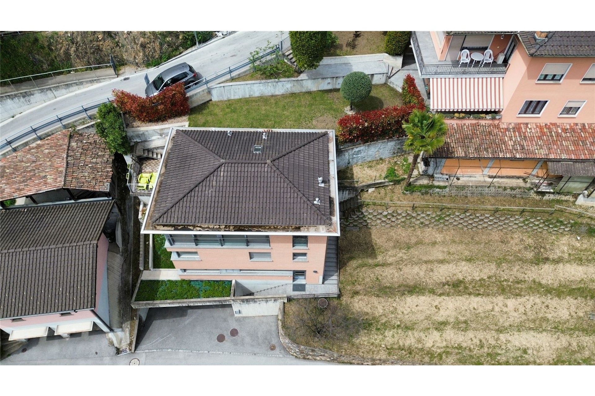 Luftaufnahme eines Wohnhauses mit Garten und umliegenden Nachbargebäuden