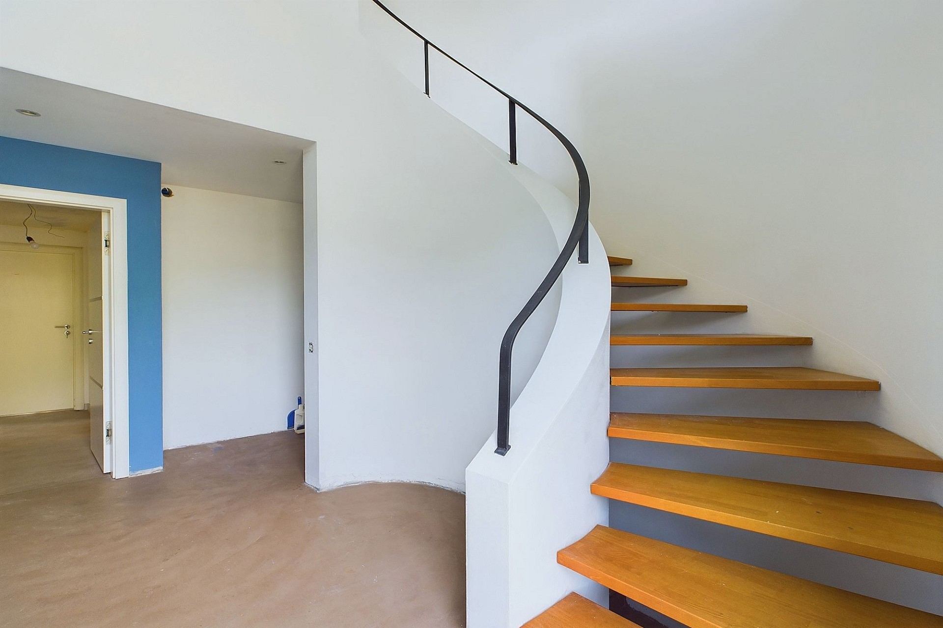 Moderne Treppe im Eingangsbereich