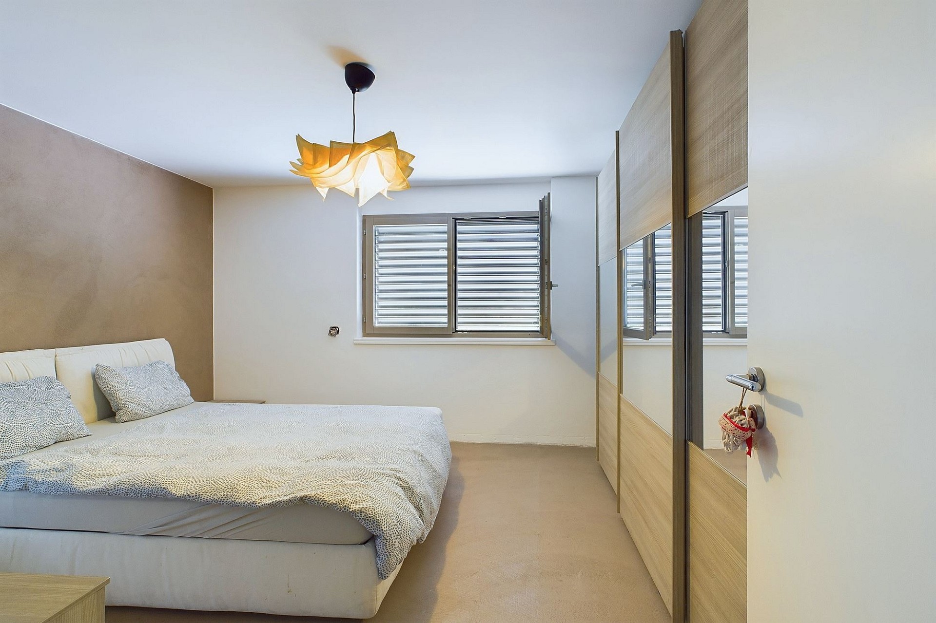 Helles Schlafzimmer mit Einbauschrank