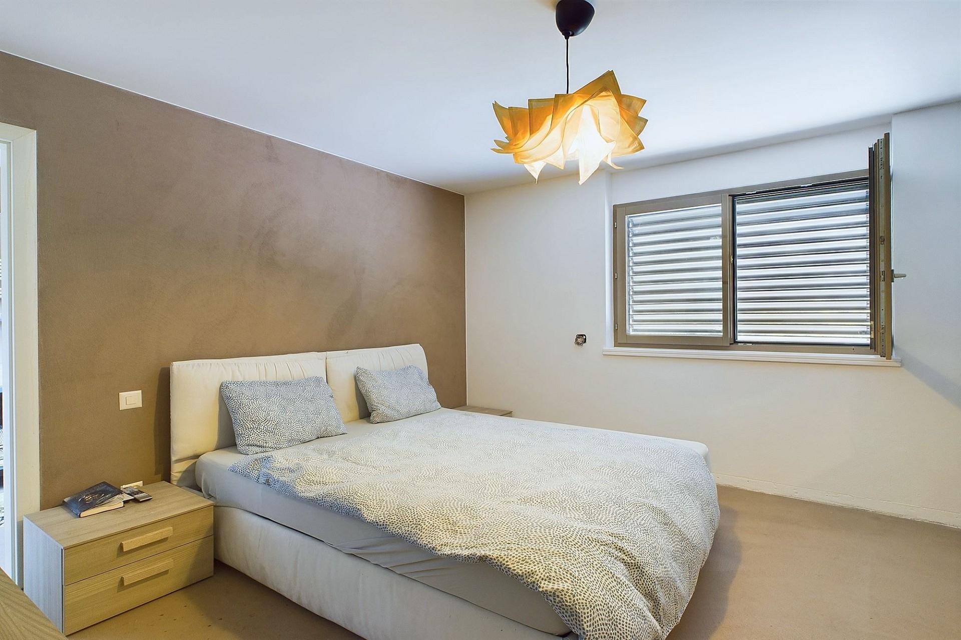 Schlafzimmer mit Doppelbett