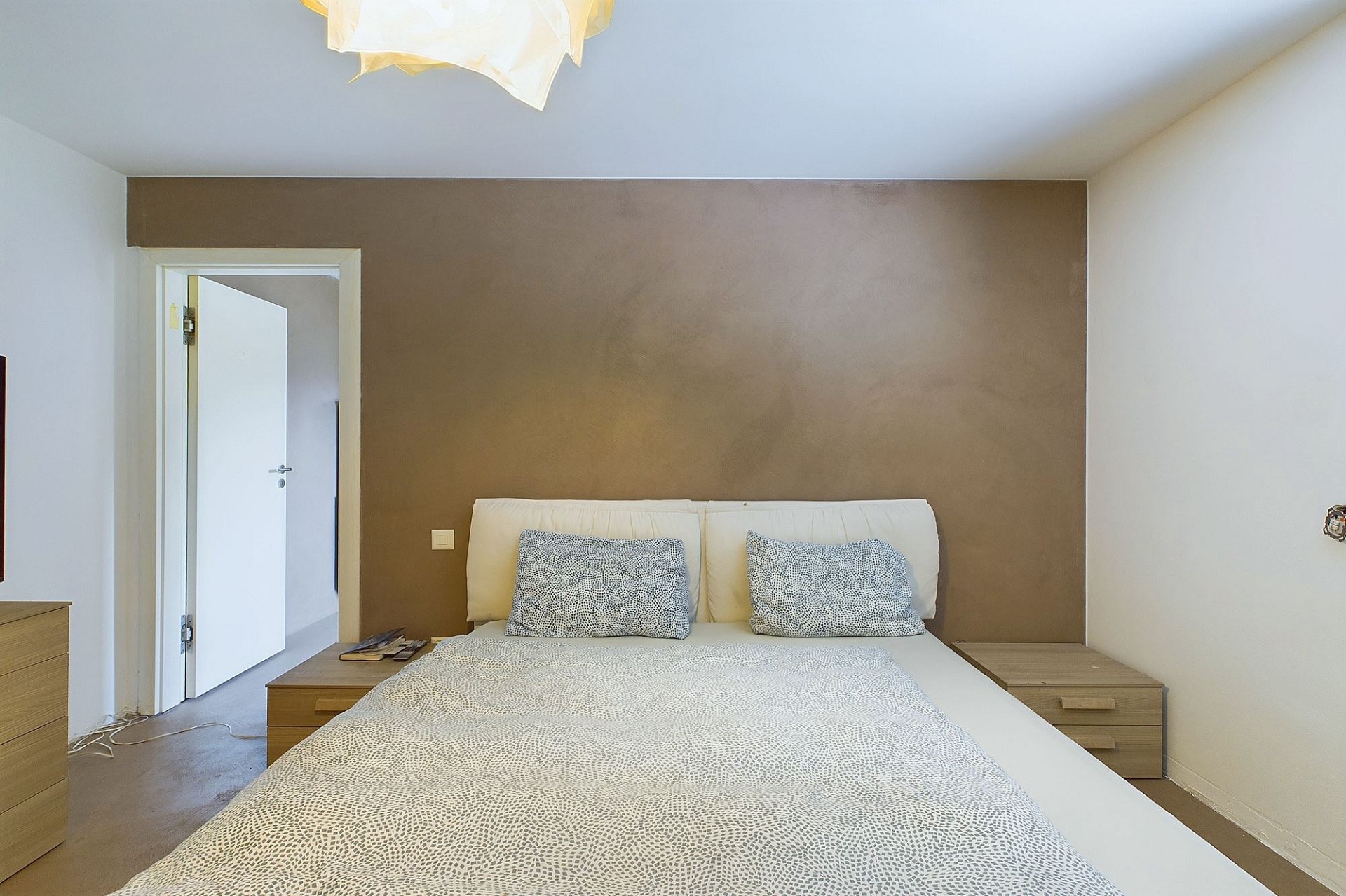 Schlichtes Schlafzimmer mit Doppelbett