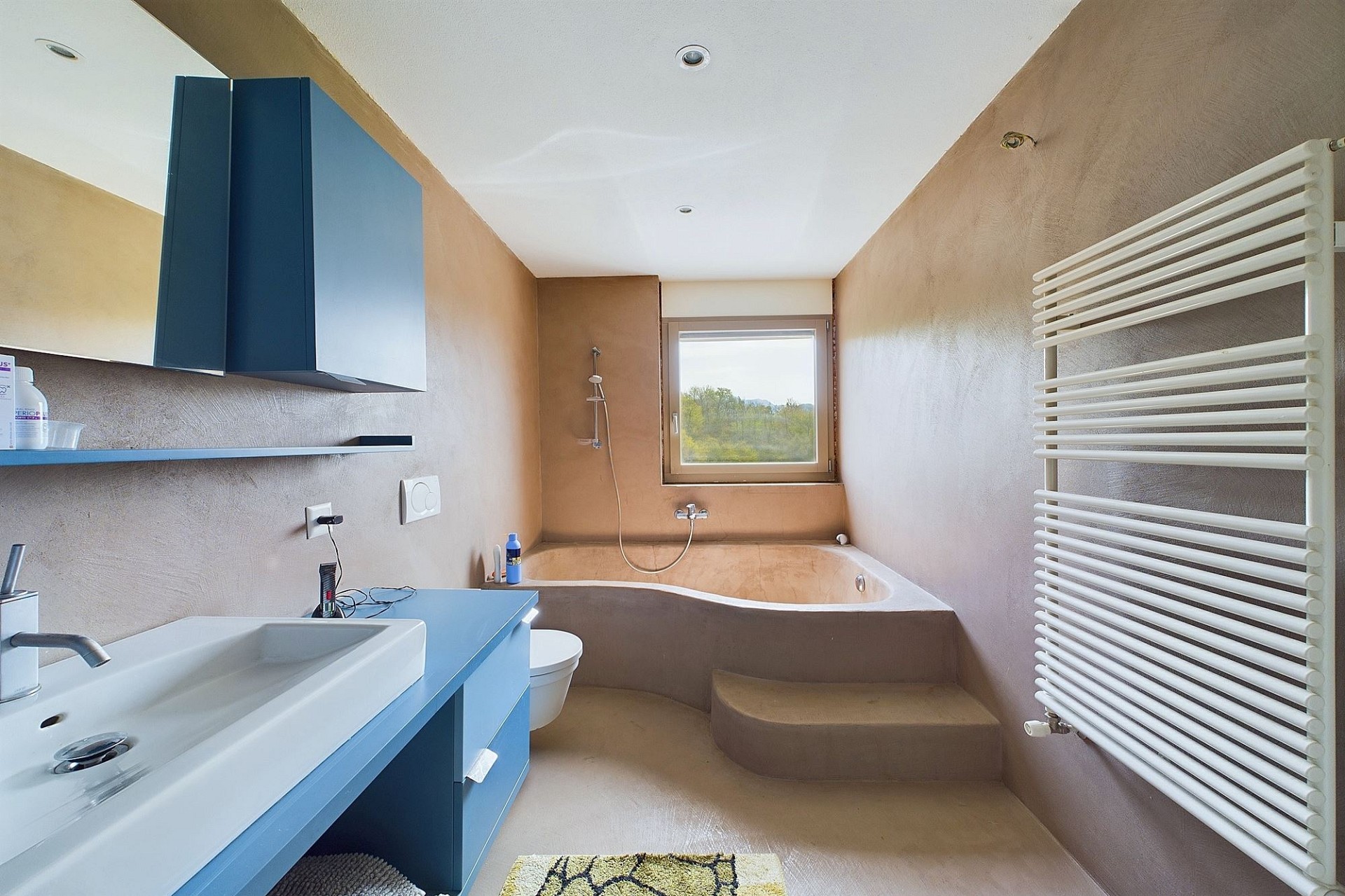 Modernes Badezimmer mit Badewanne und Dachfenster