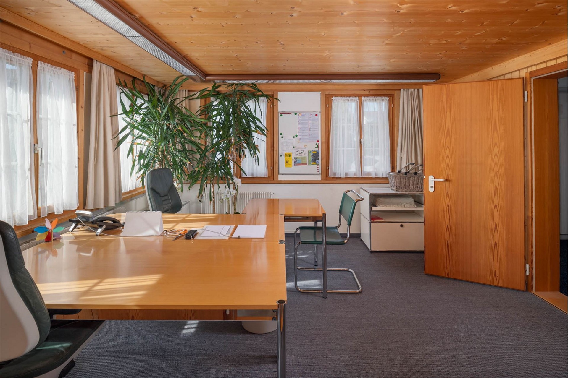 Büro mit Holzverkleidung