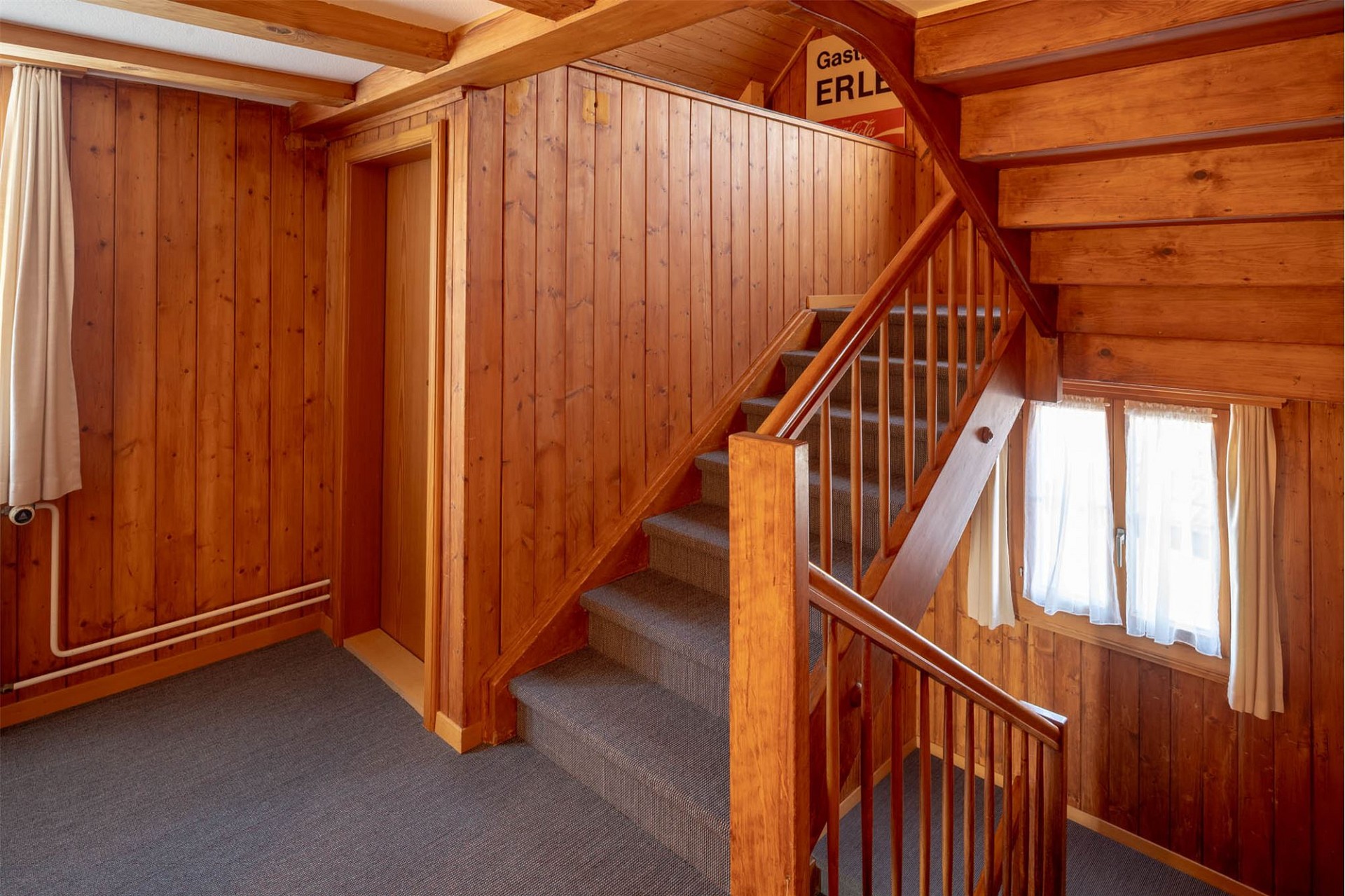 Holzgetäfelter Treppenbereich