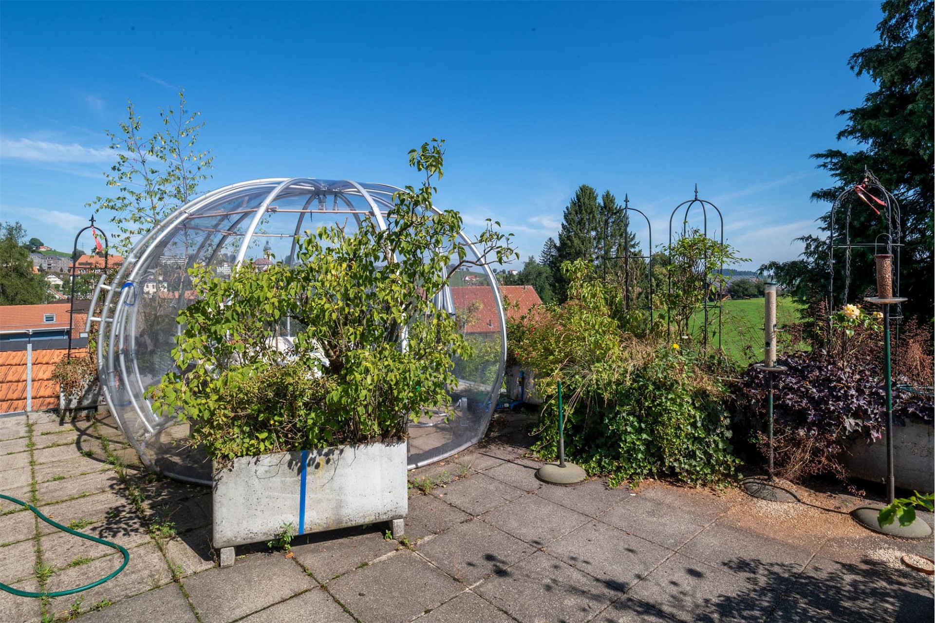 Dachterrasse mit Begrünung und gläserner Kuppel