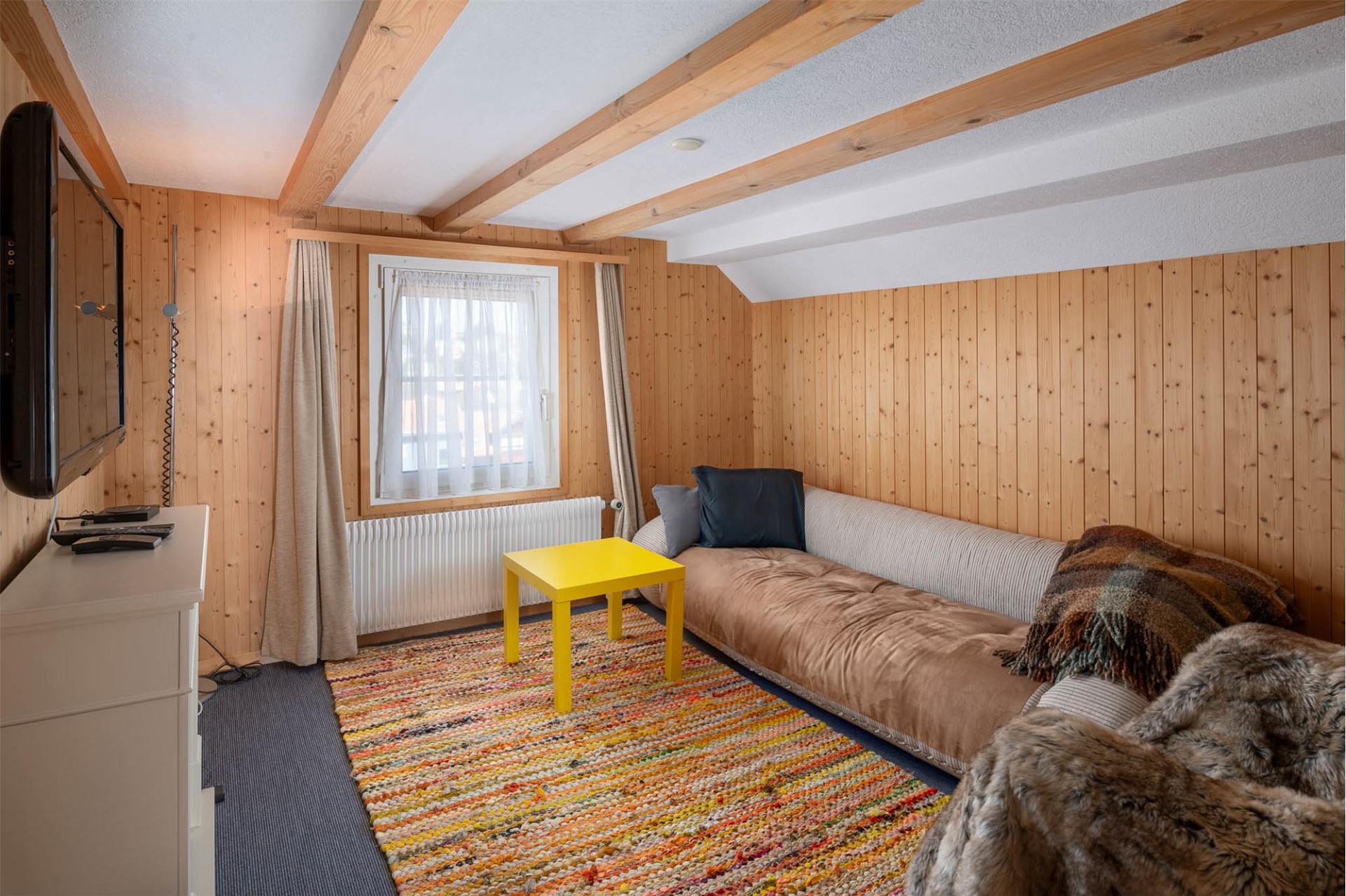Gemütliches Dachzimmer mit Holzverkleidung