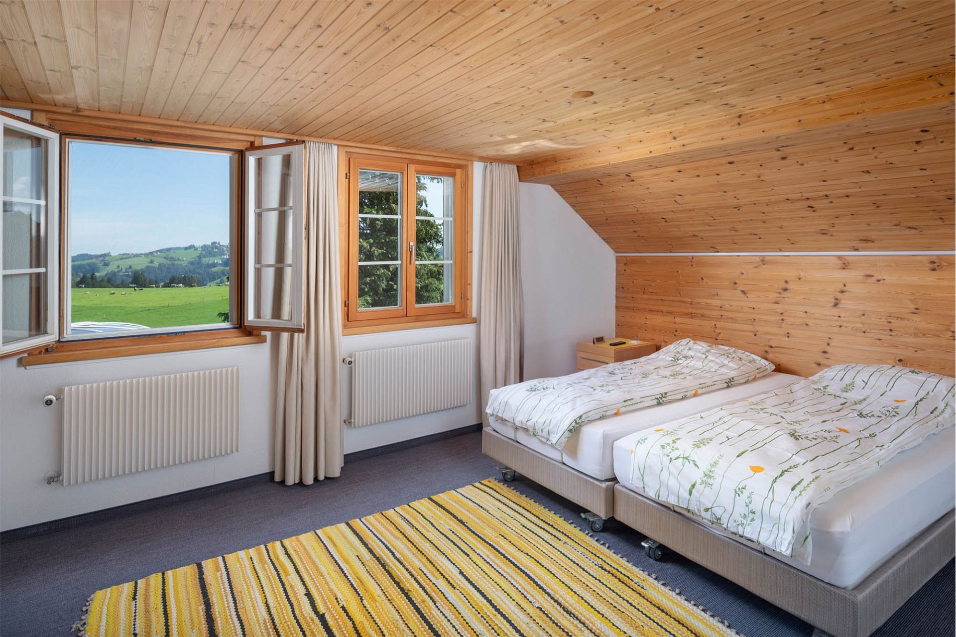 Dachgeschoss-Schlafzimmer mit Bergblick