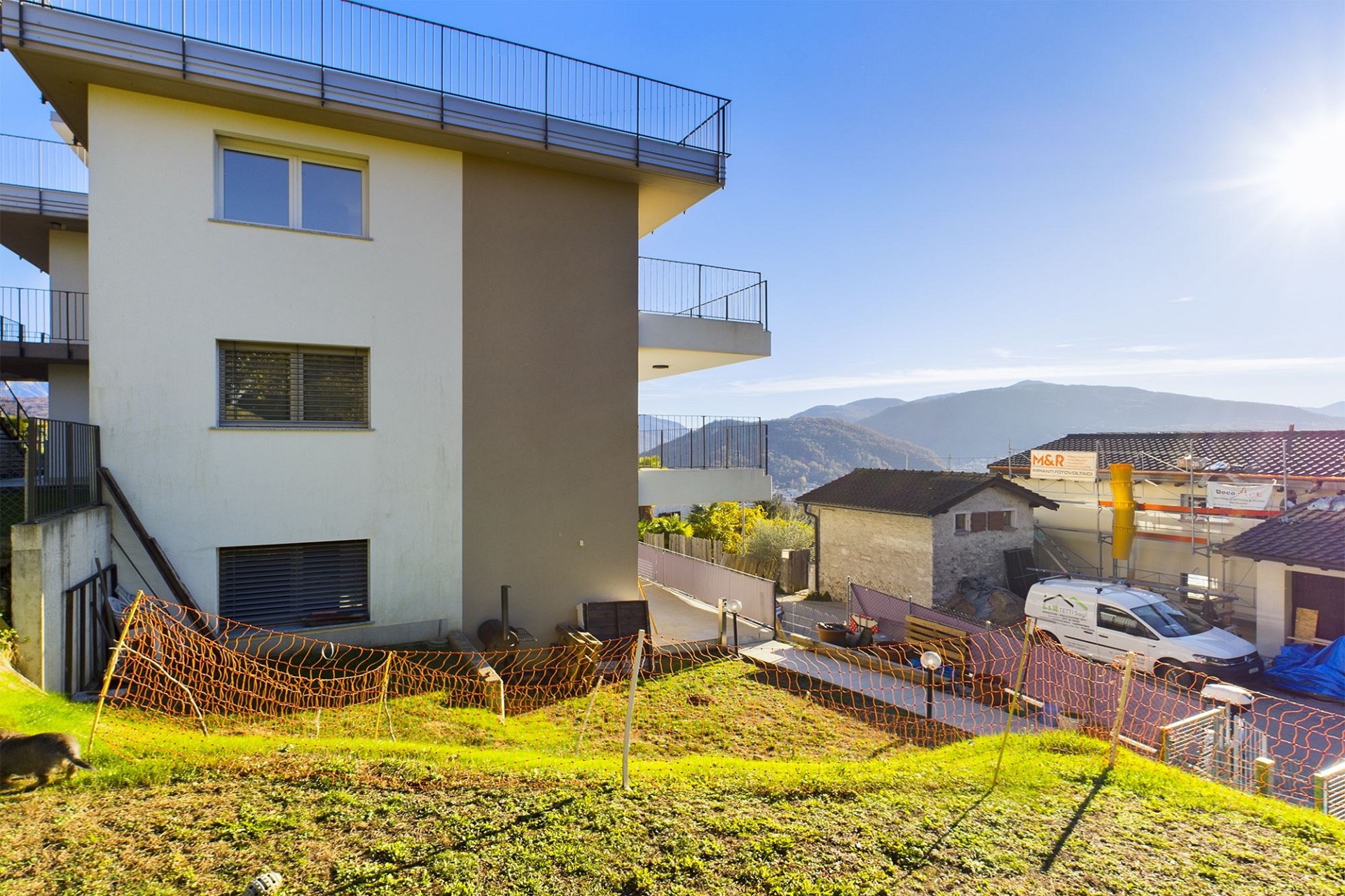 Wohnhaus mit Gartenblick und Bergpanorama