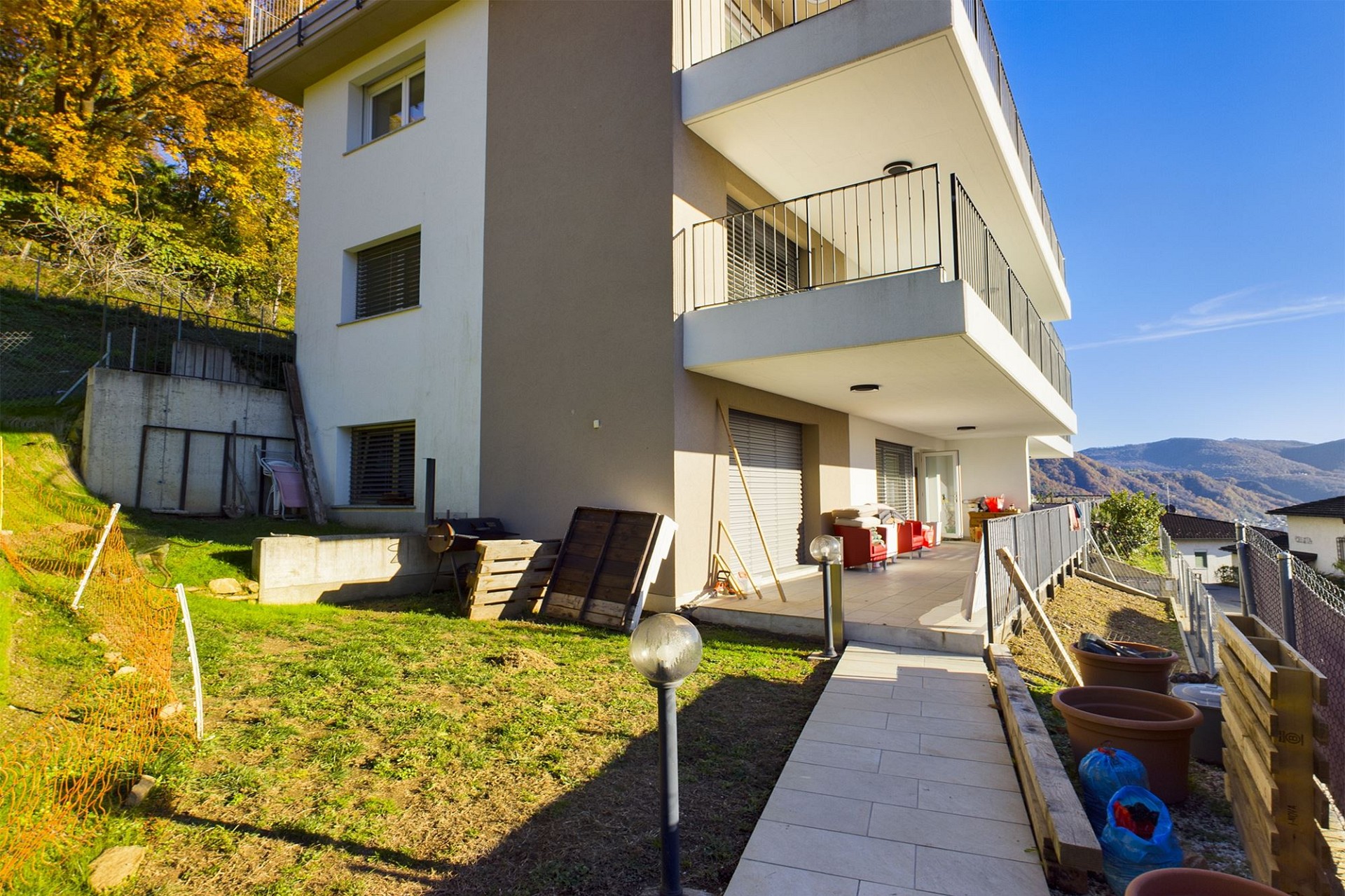 Außenansicht eines modernen Mehrfamilienhauses mit Terrasse und Garten