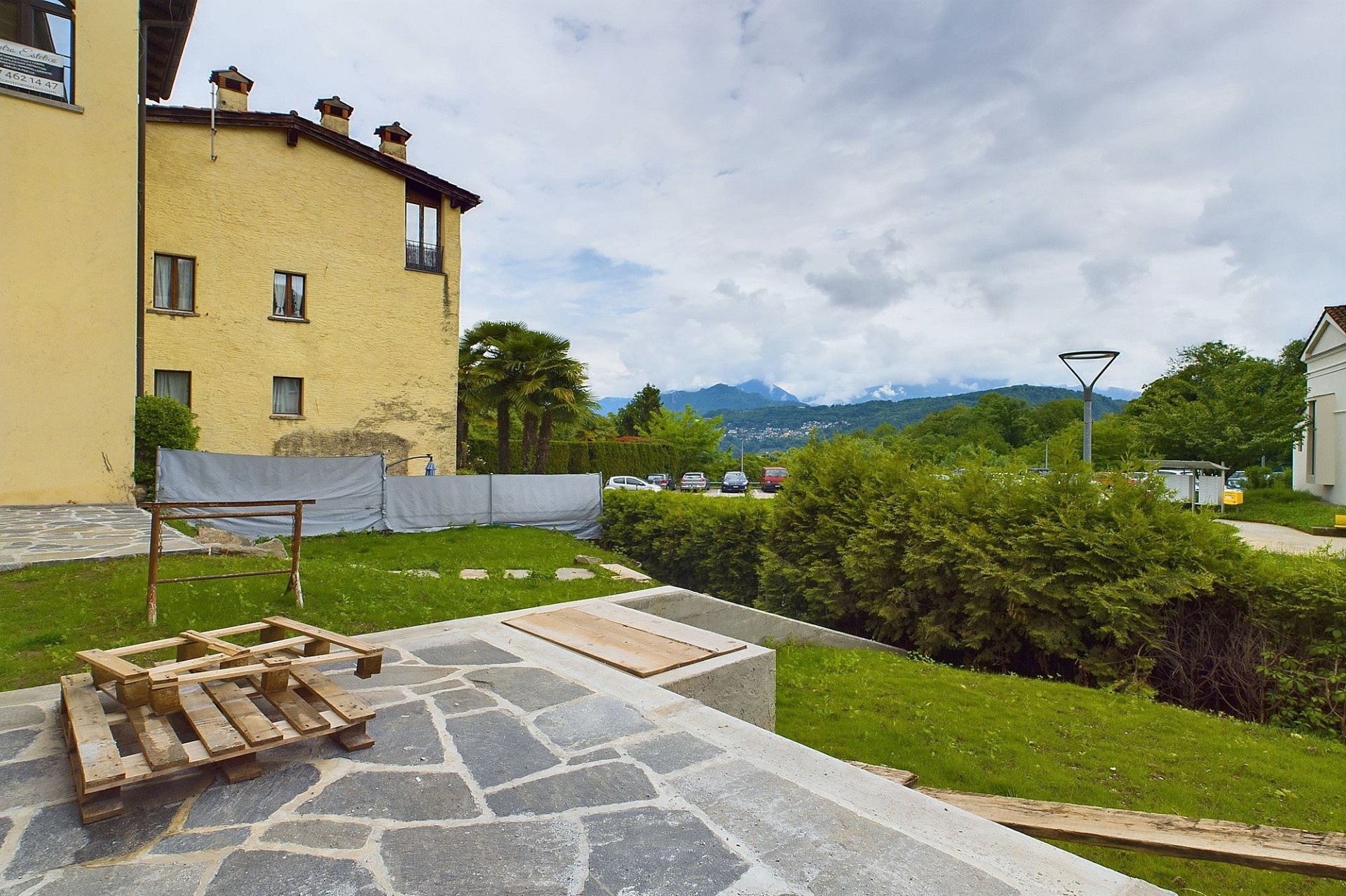 Außenansicht eines Wohngebäudes mit Garten und Bergblick