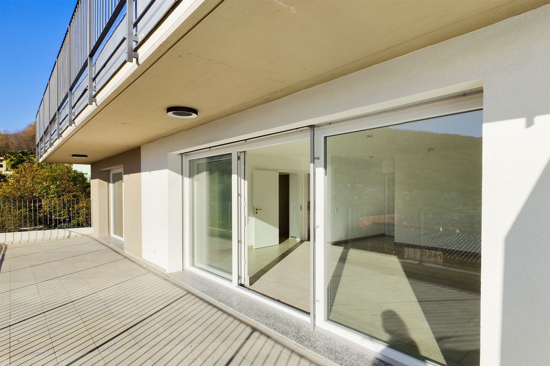 Moderne Terrasse an einem Wohngebäude