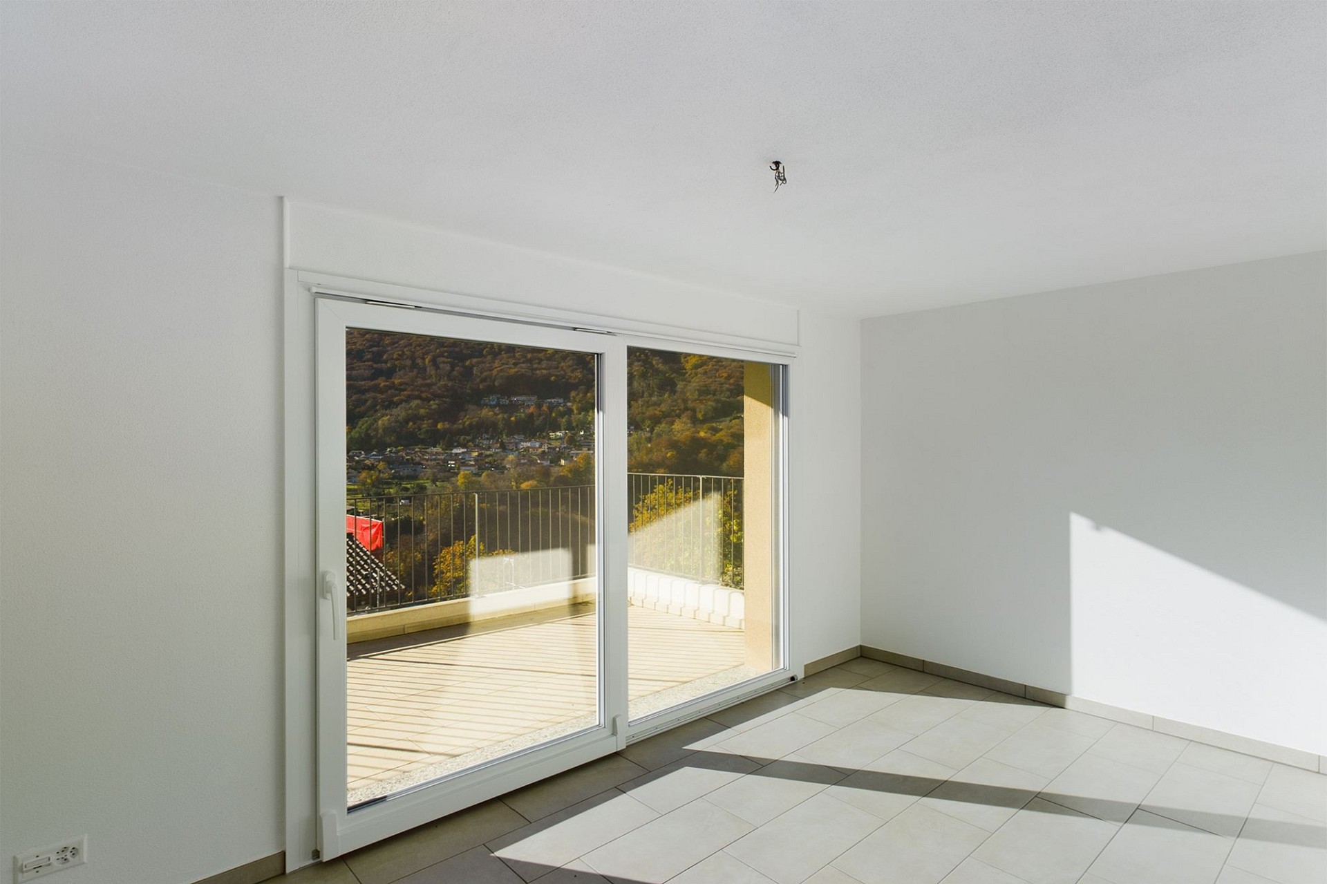 Leerer heller Raum mit Balkon- bzw. Terrassenzugang