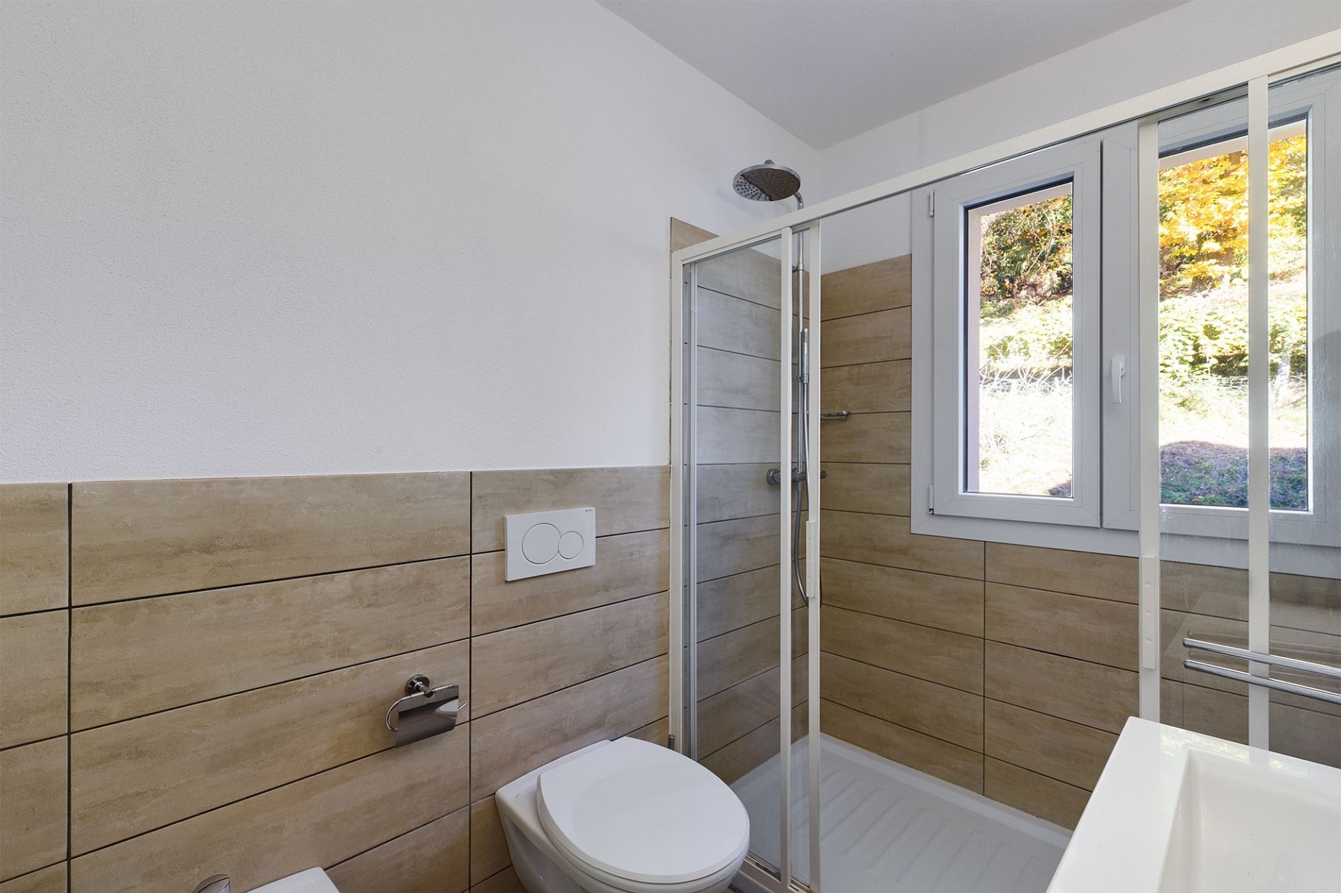 Modernes Badezimmer mit Dusche und Fenster