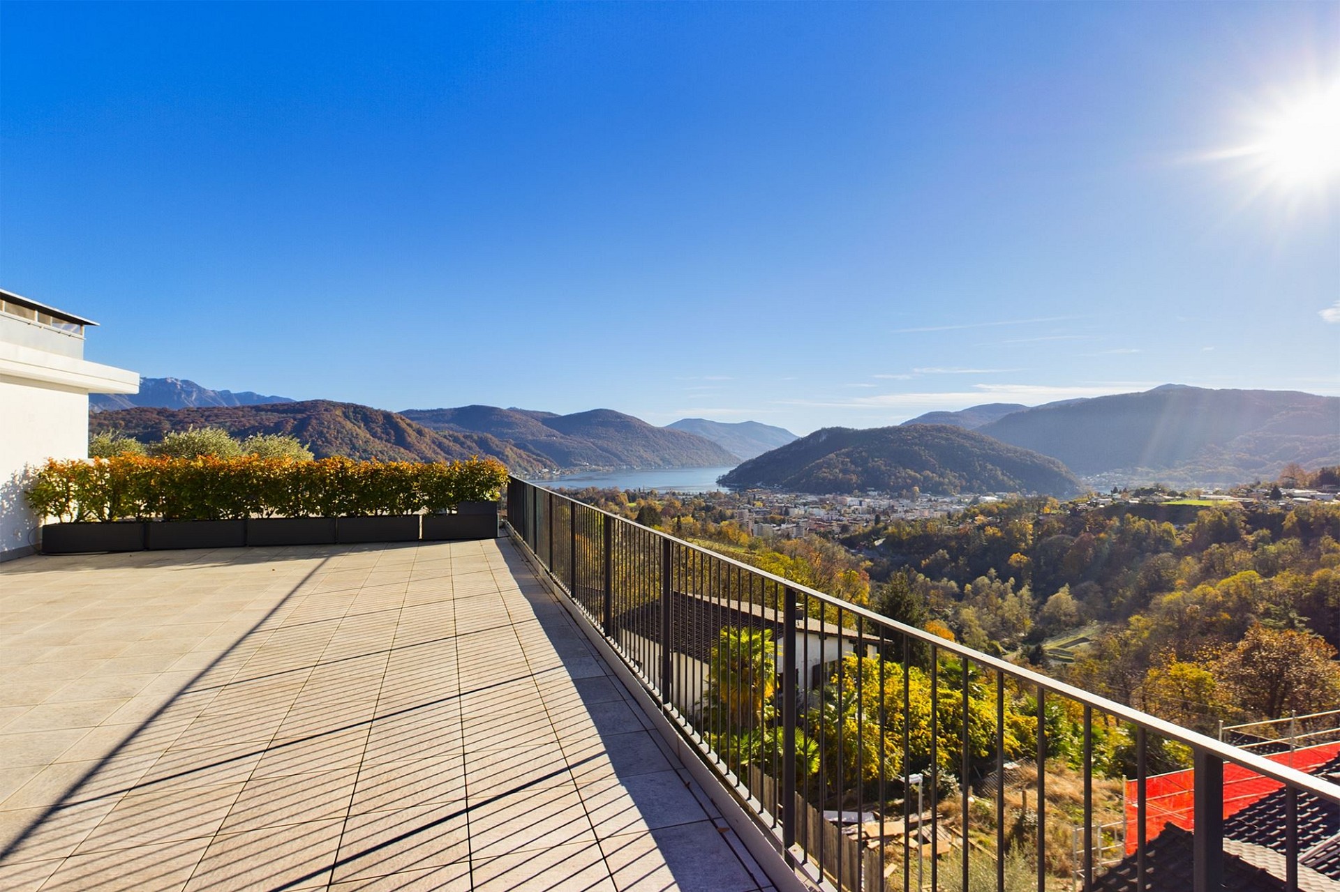 Große Dachterrasse mit Berg- und Seeblick