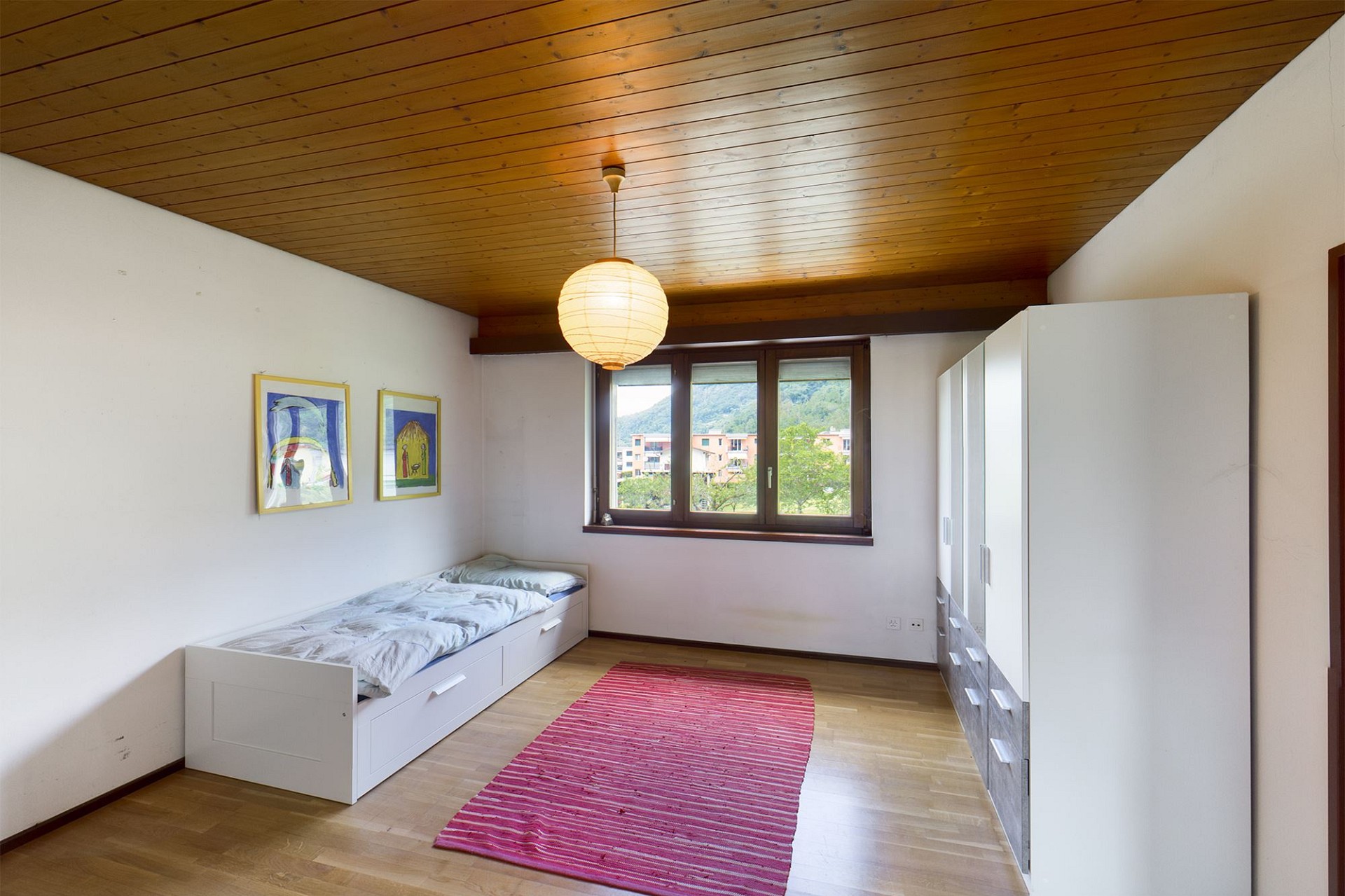 Helles Schlafzimmer mit Holzdecke