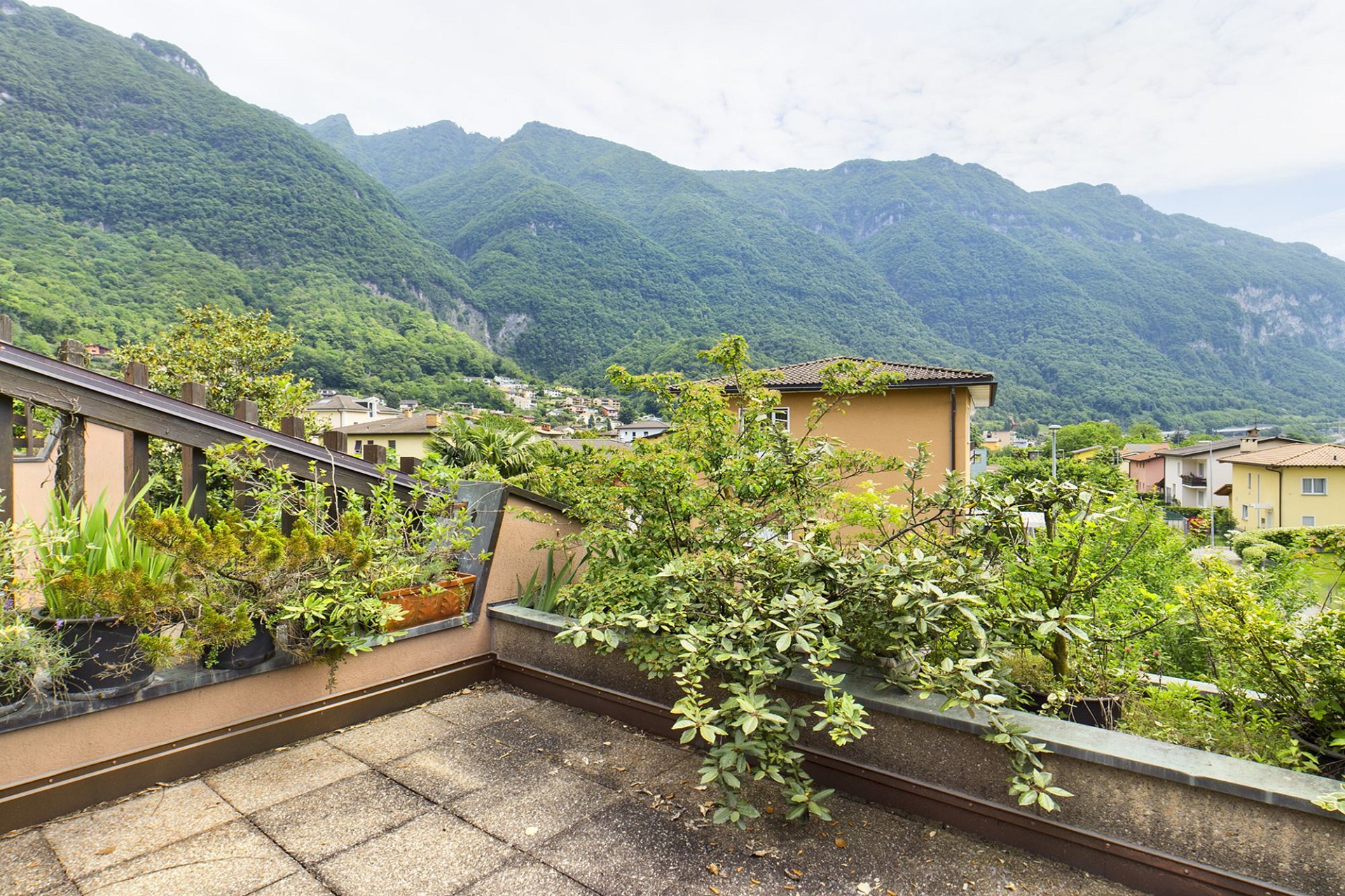Terrasse mit Bergblick und bepflanzter Umrandung