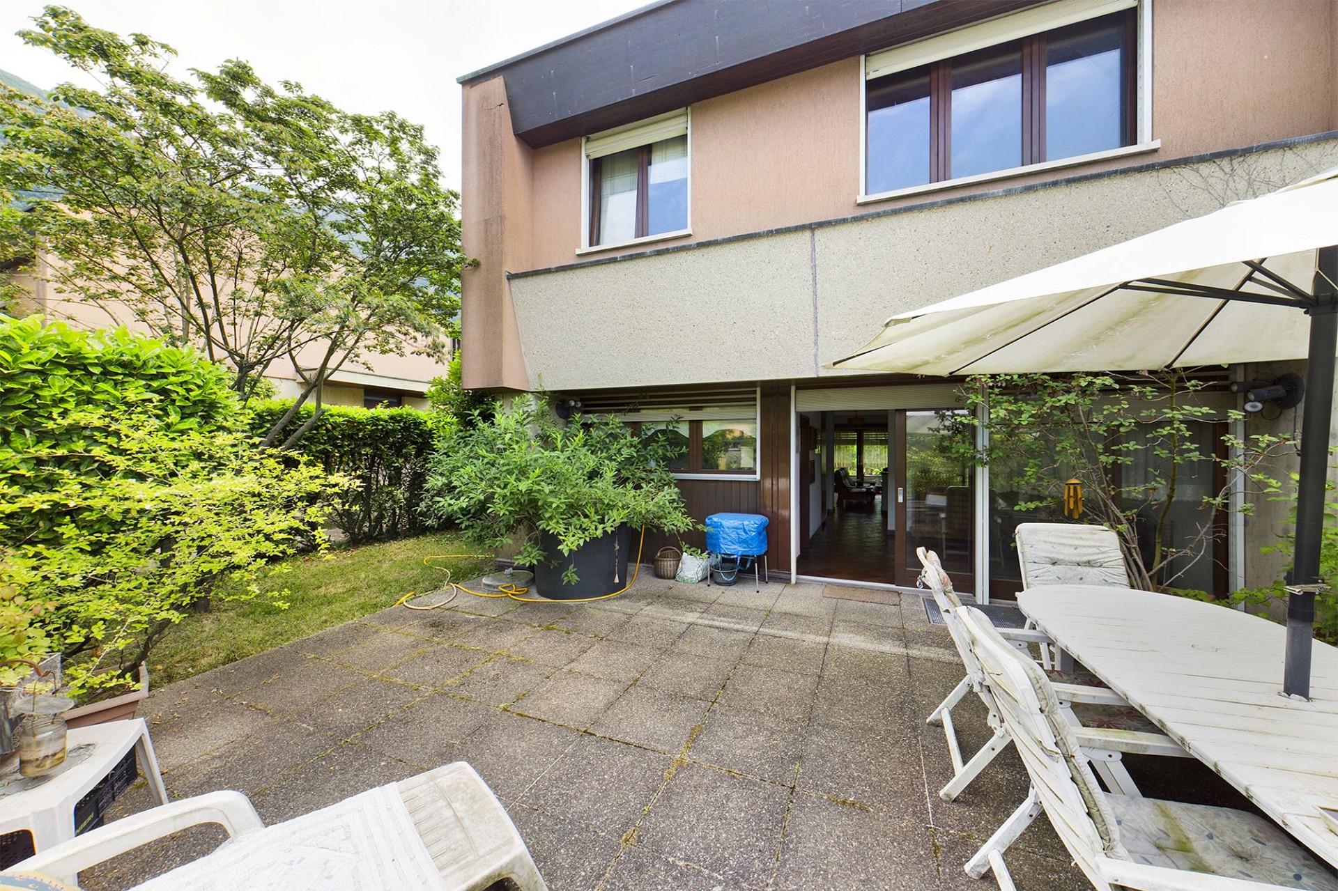 Terrasse mit Garten und Hausfassade