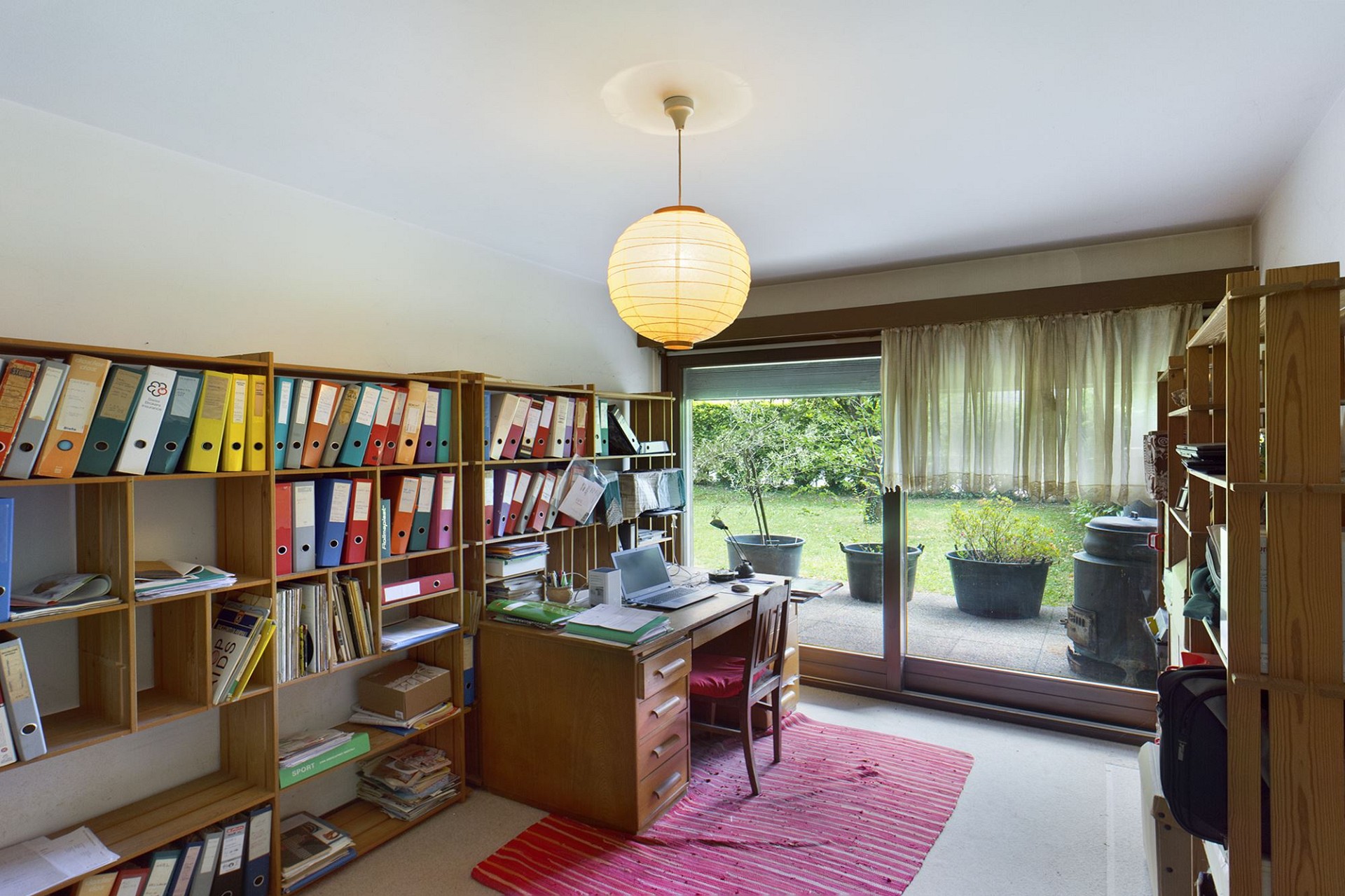 Arbeitszimmer mit Gartenblick