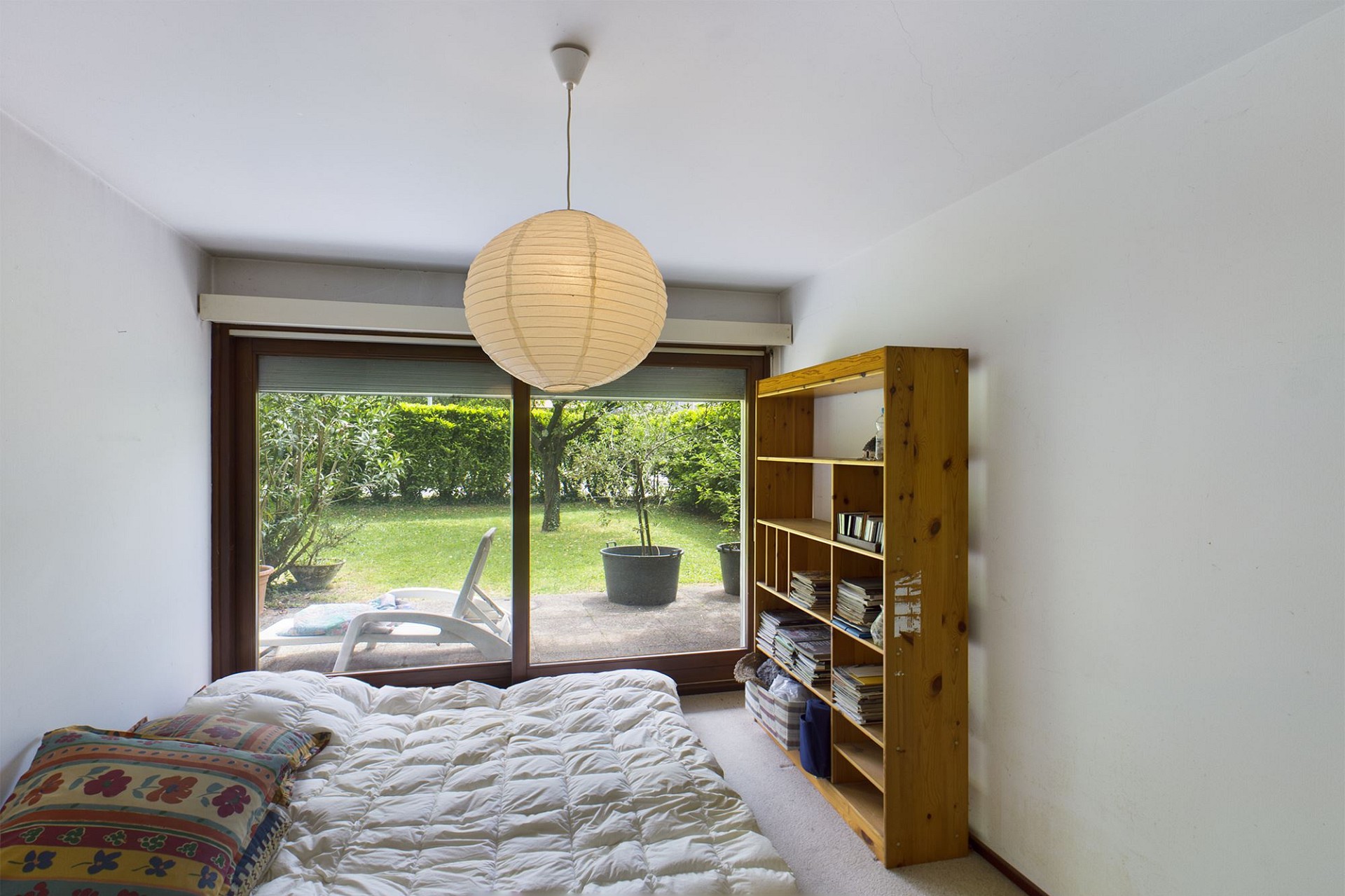 Helles Schlafzimmer mit Gartenblick