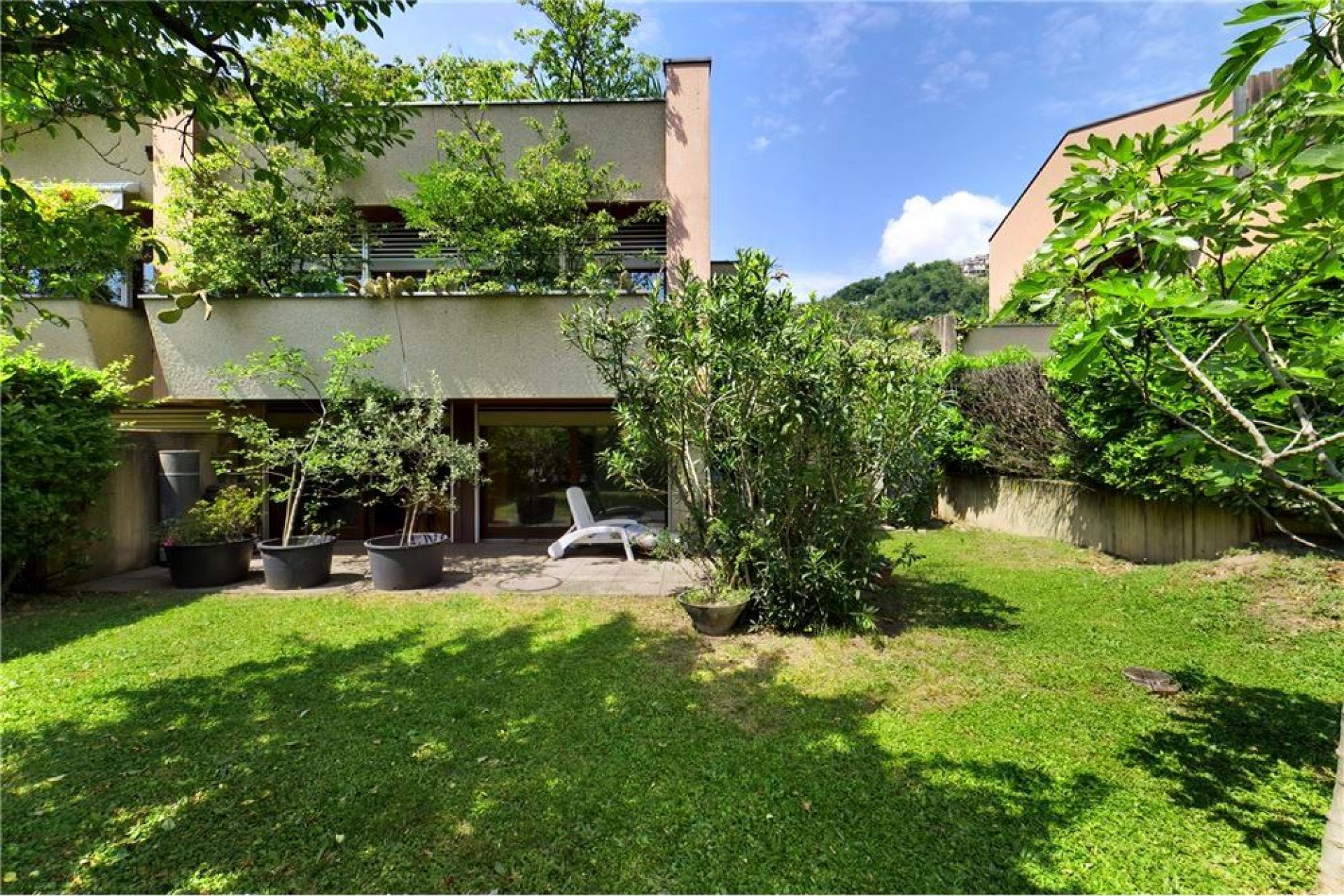 Gartenansicht eines Wohnhauses