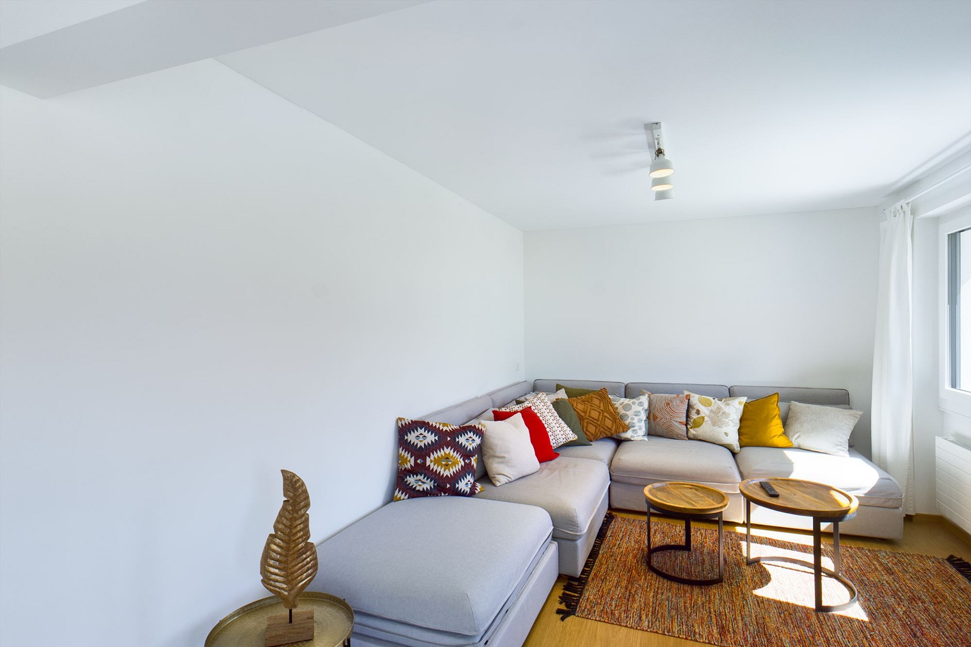Helles Wohnzimmer mit Ecksofa